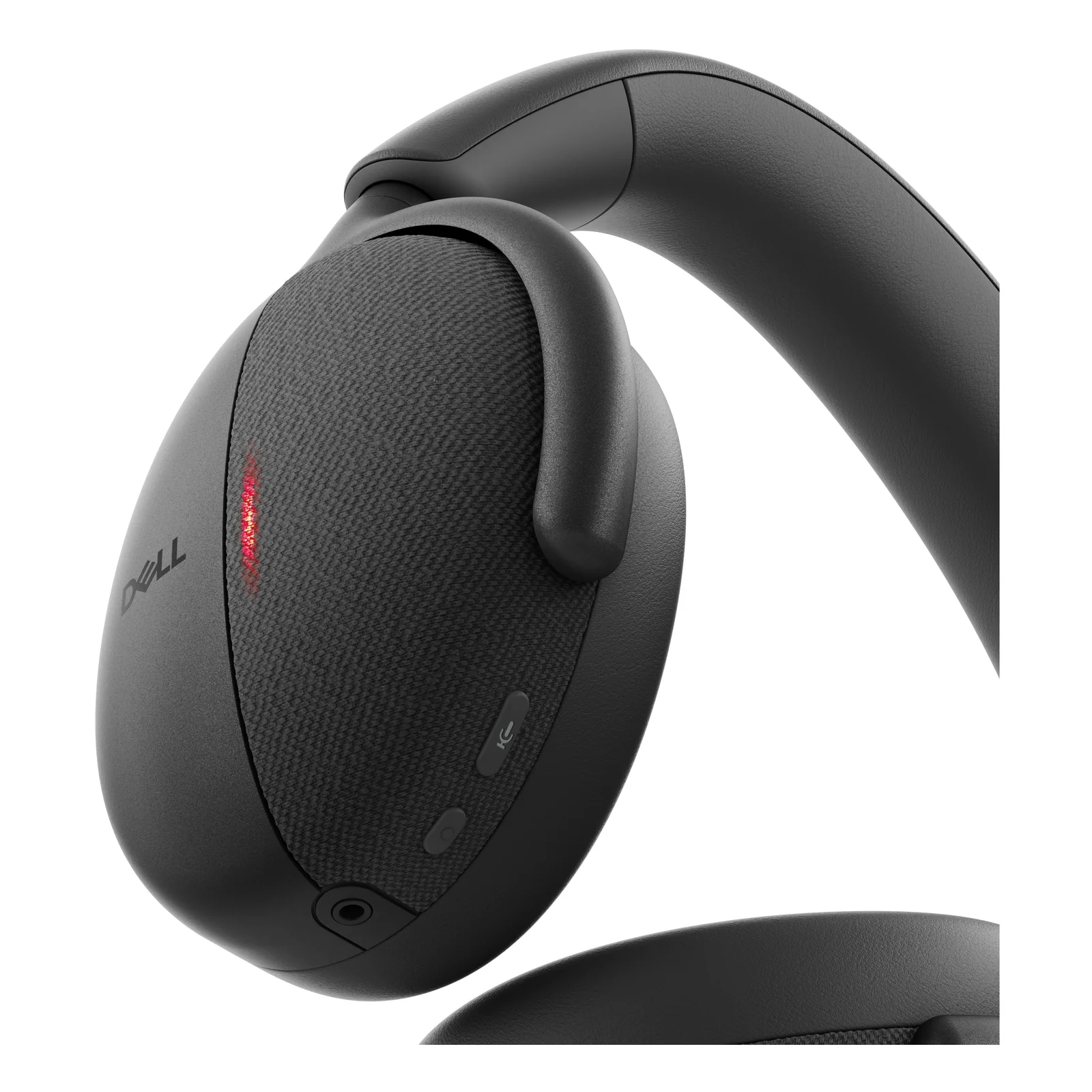 Détail rapproché d'une oreillette avec port USB-C de charge visible et boutons de commande