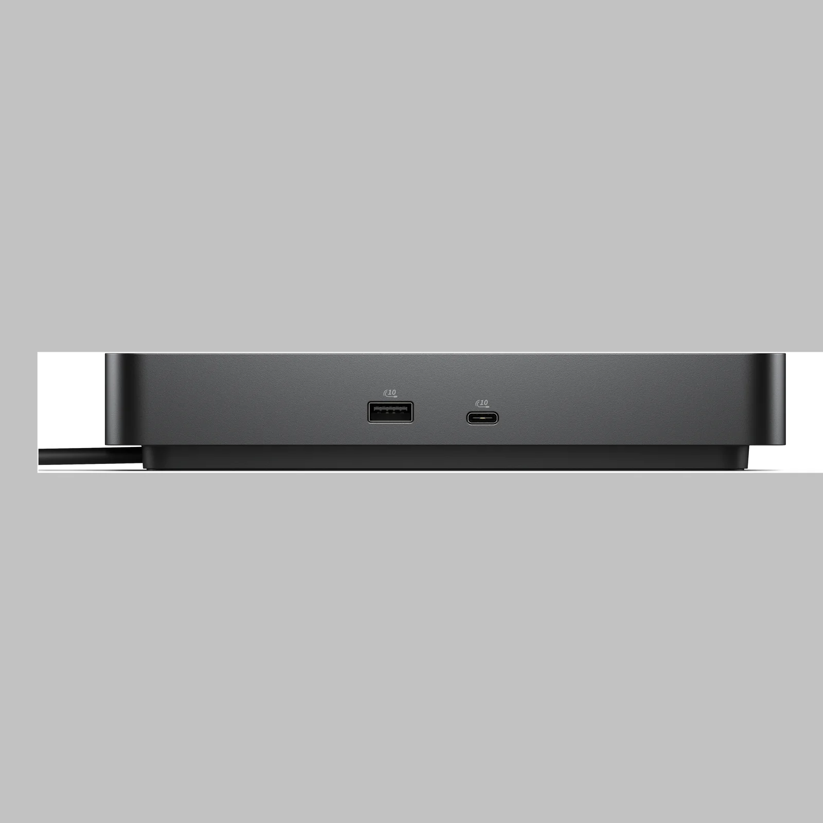 Vue avant rapprochée du dock noir montrant un port USB-A 10 Gbit/s et un port USB-C 10 Gbit/s