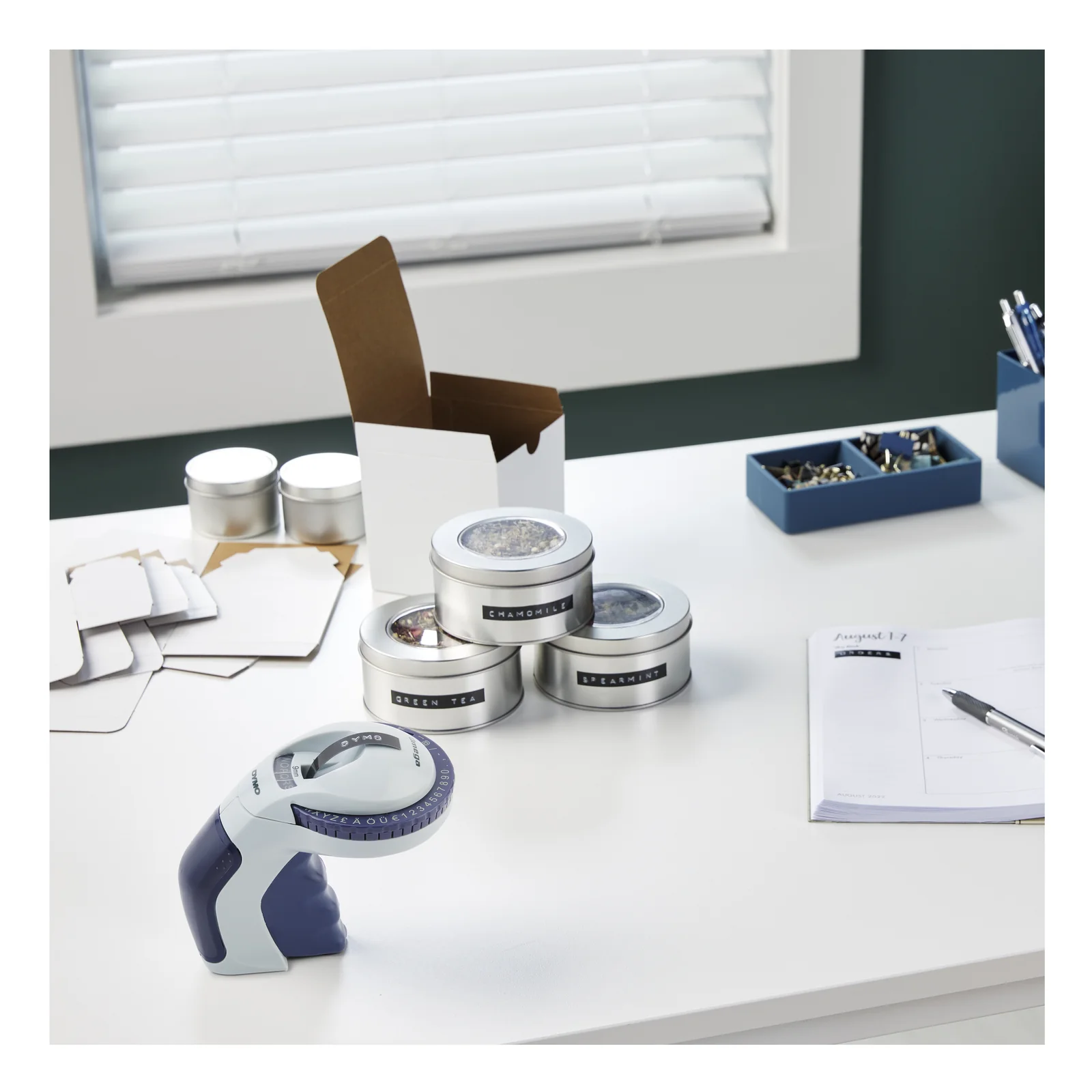DYMO Omega Système de marquage | Petite étiqueteuse à molette Turn-Click au design ergonomique | Pour la maisonle bricolage et les loisirs créatifs (£/€ÄÖ & Ü)