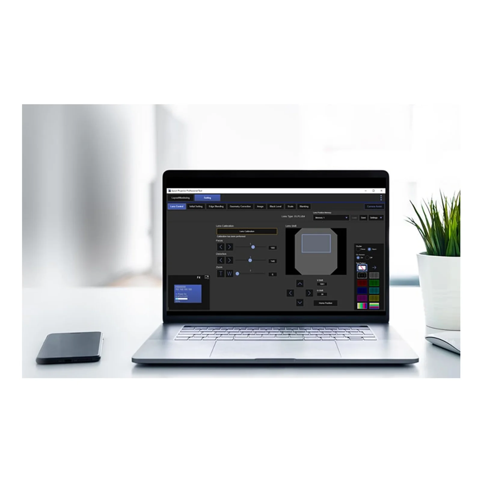 Ordinateur portable affichant le logiciel Epson Projector Professional Tool de calibration
