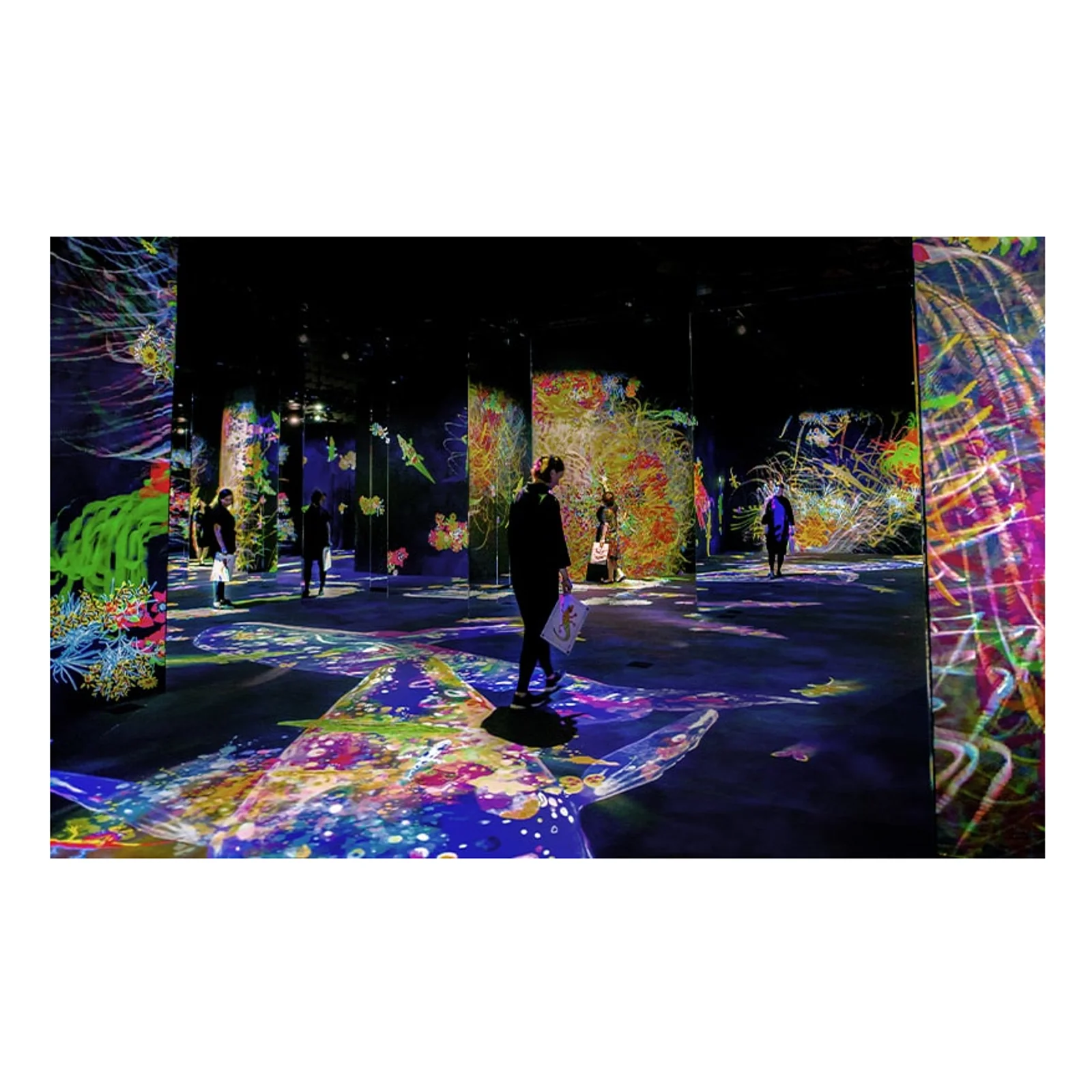 Installation immersive multi-projection avec œuvres lumineuses au sol et sur piliers
