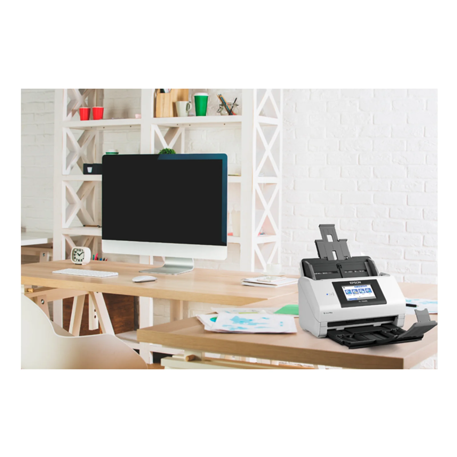 Scanner Epson DS-790WN posé sur un bureau de bureau partagé avec ordinateur