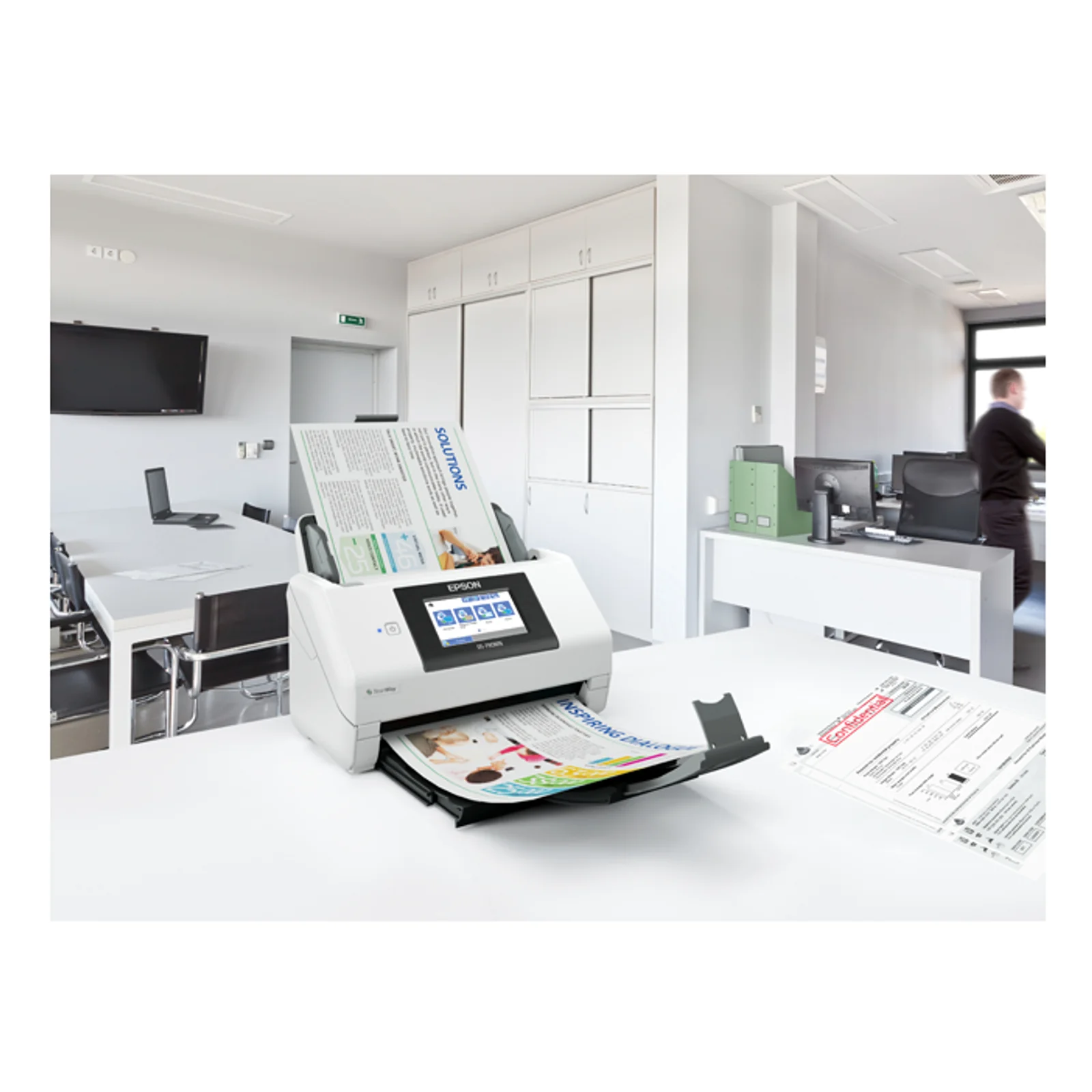 Scanner Epson DS-790WN traitant un long document panoramique en sortie