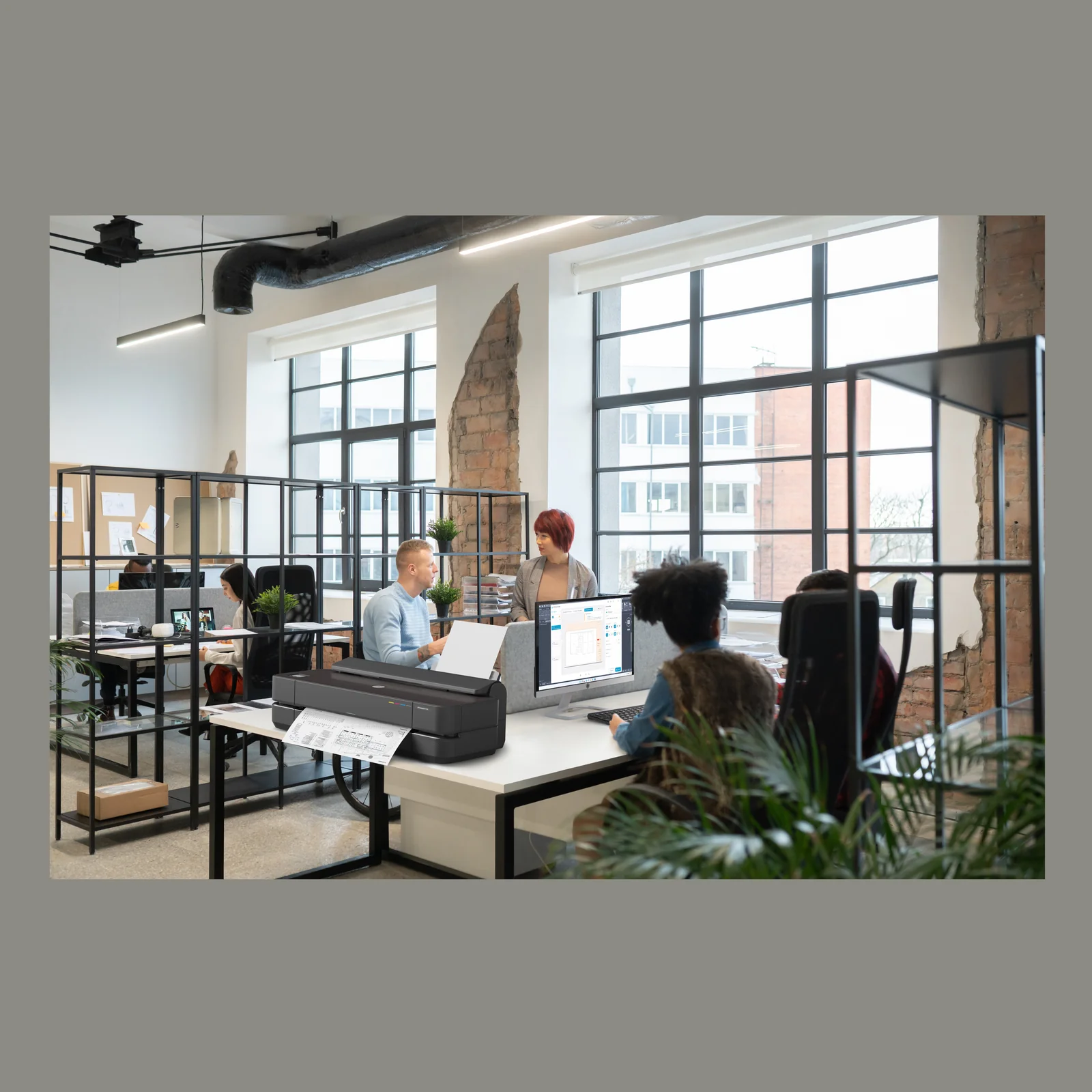 HP Designjet Imprimante Z6dr PostScript de 44 pouces avec coupe-bordures verticales