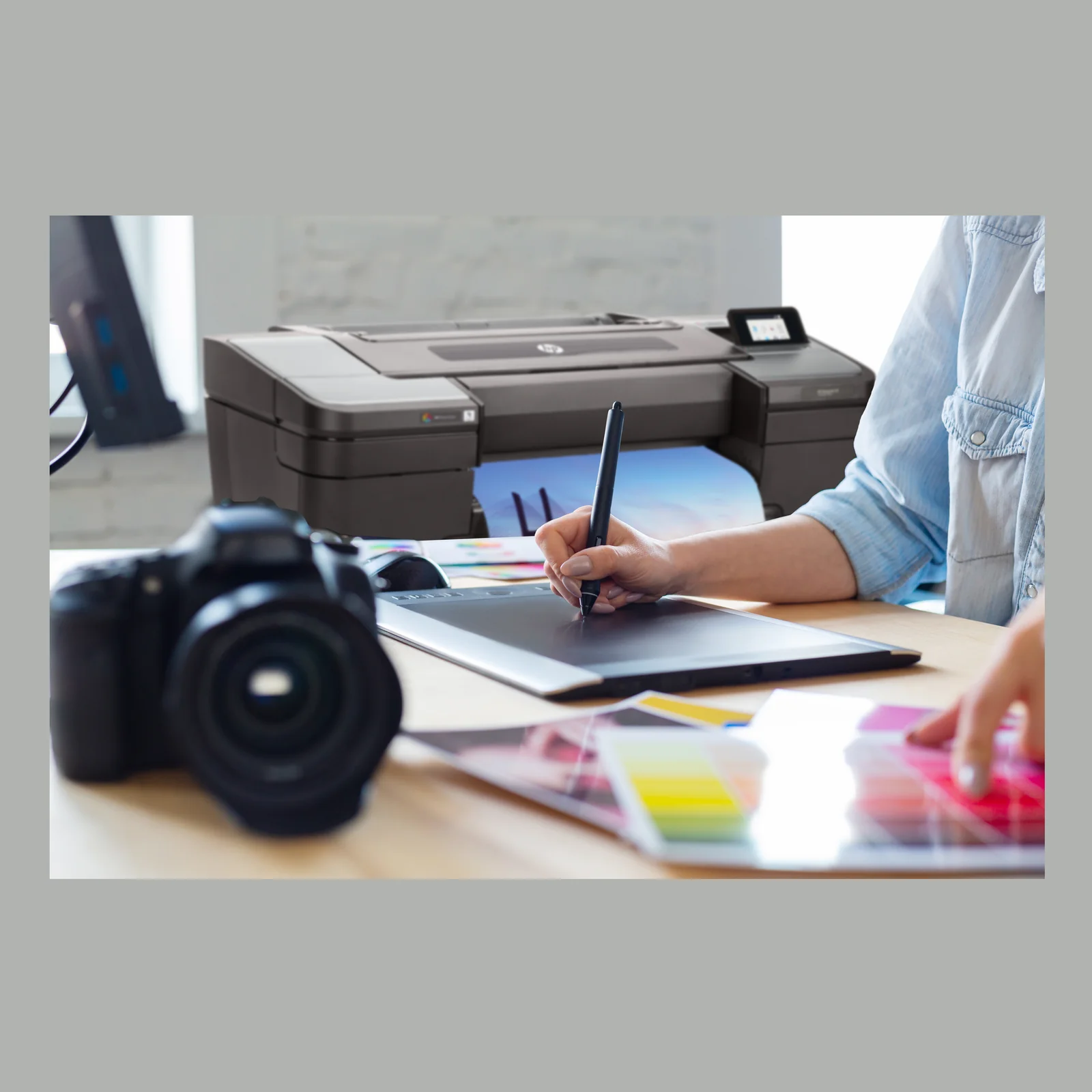 HP Designjet Imprimante Z9+dr PostScript de 44 pouces avec coupe-bordures verticales
