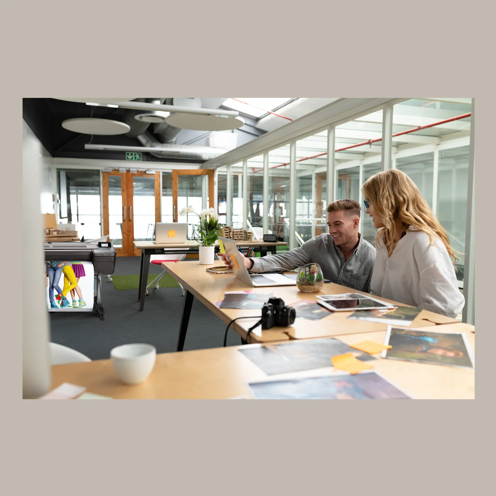 HP Designjet Imprimante Z9+dr PostScript de 44 pouces avec coupe-bordures verticales
