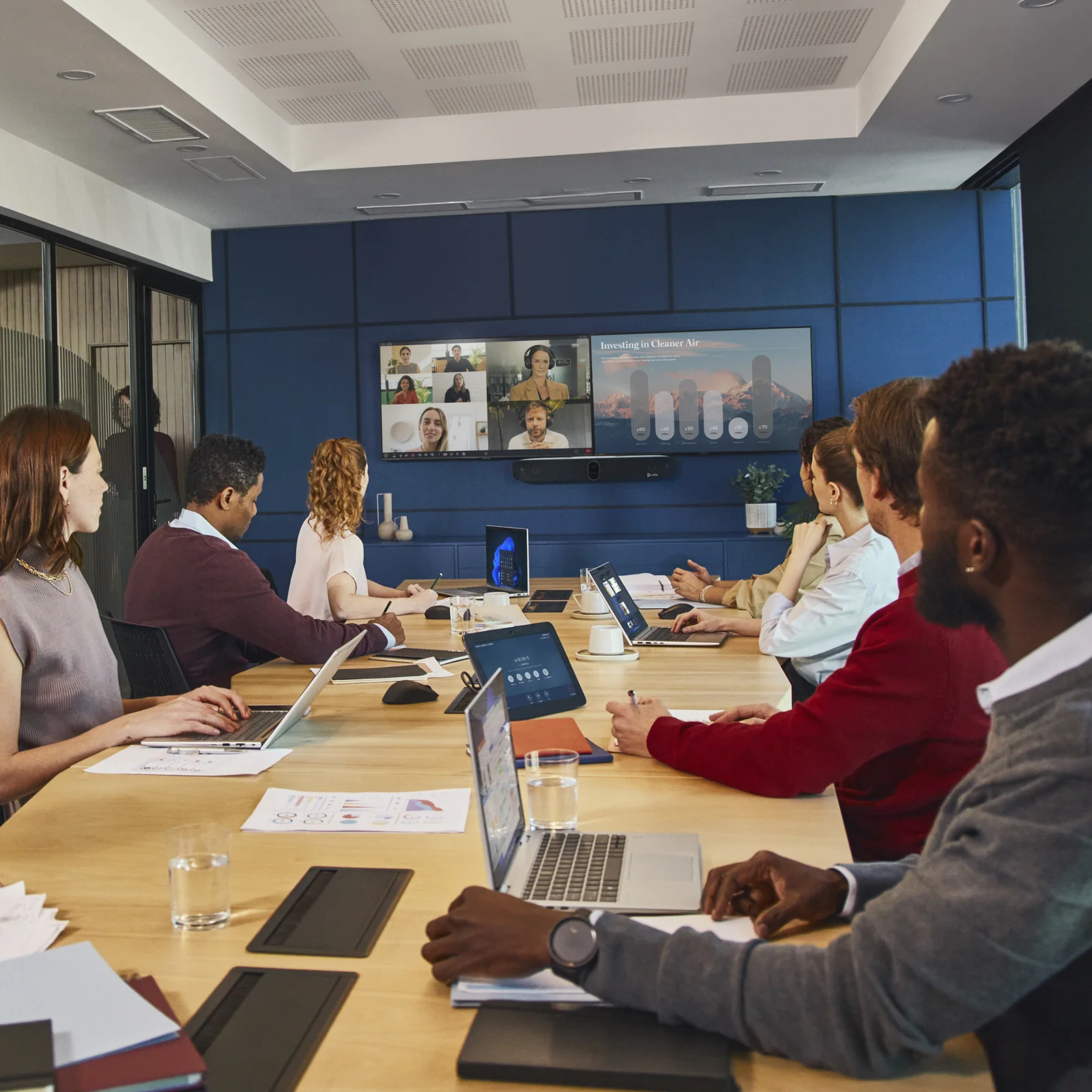 HP Poly Studio X72 vue trois quarts avant droit, double objectif visible au centre, grille tissu noir et logo Poly