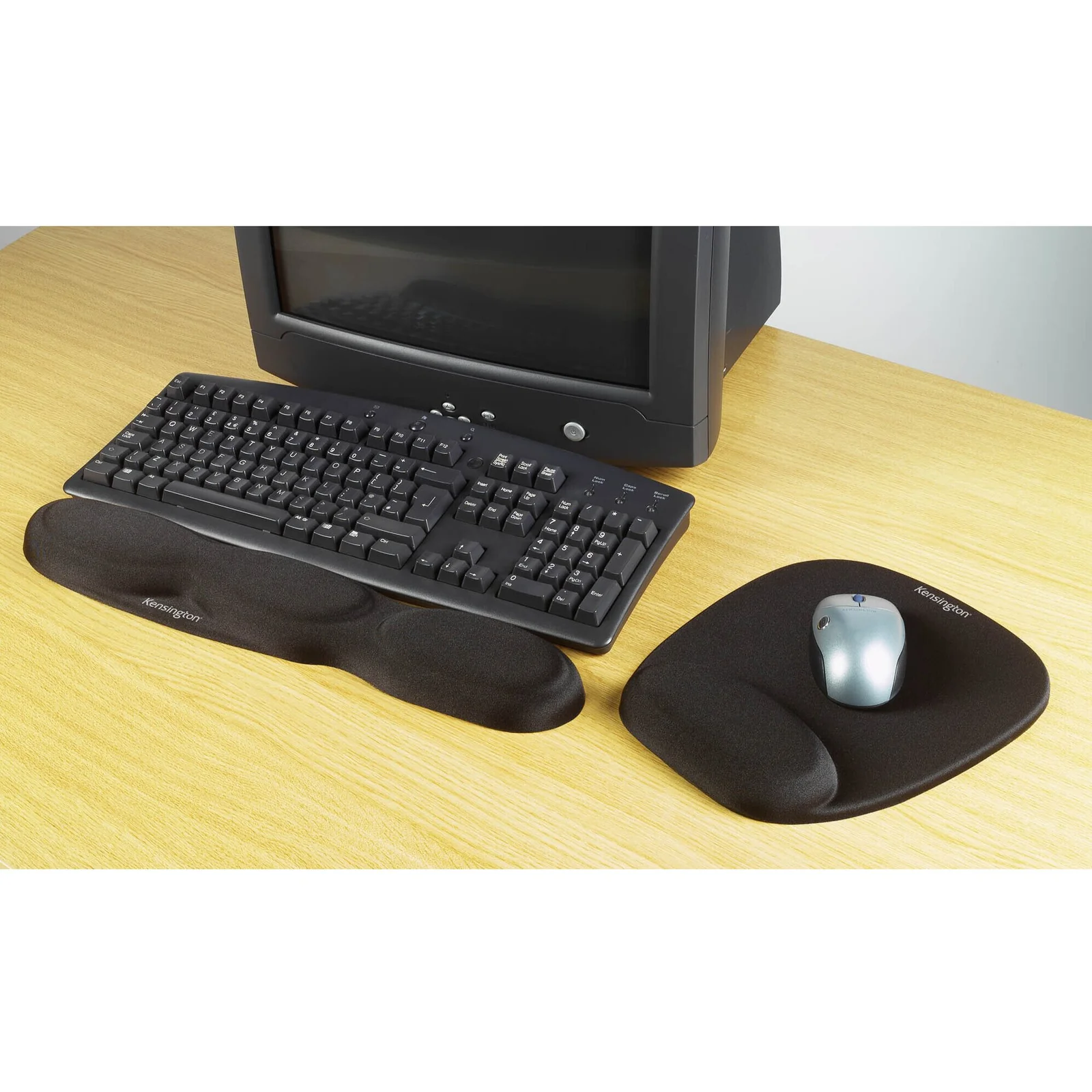 Tapis de souris et repose-poignets clavier Kensington noirs sur bureau avec clavier et moniteur