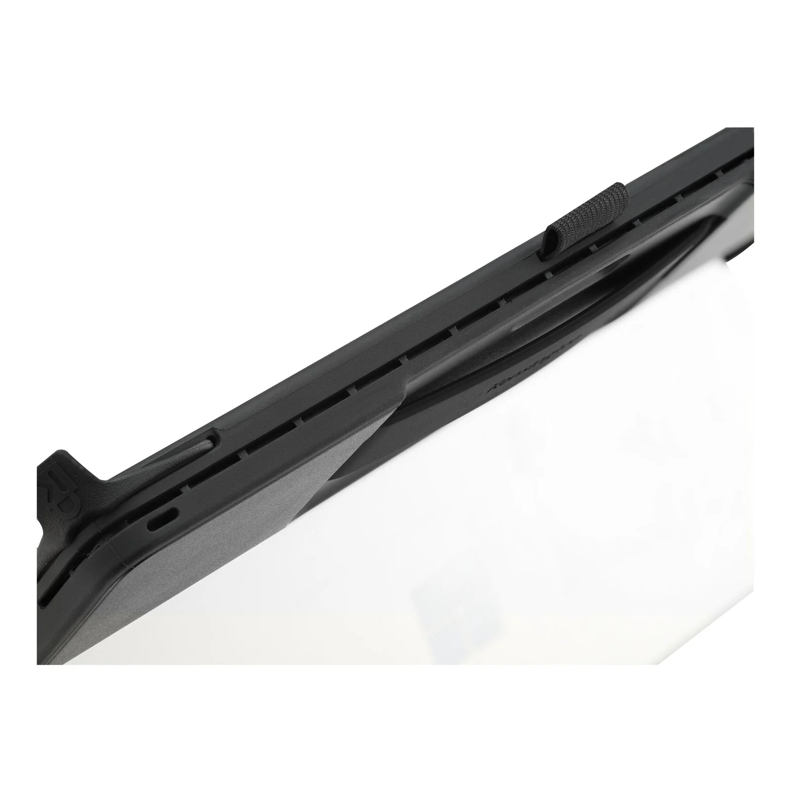 Gros plan sur la tranche supérieure de la coque BlackBelt EQ noire, profil fin