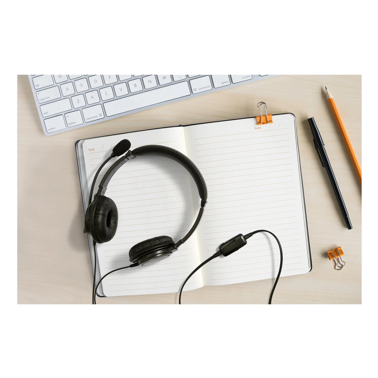 Casque Kensington Classic posé sur un carnet de bureau, fond clair avec clavier