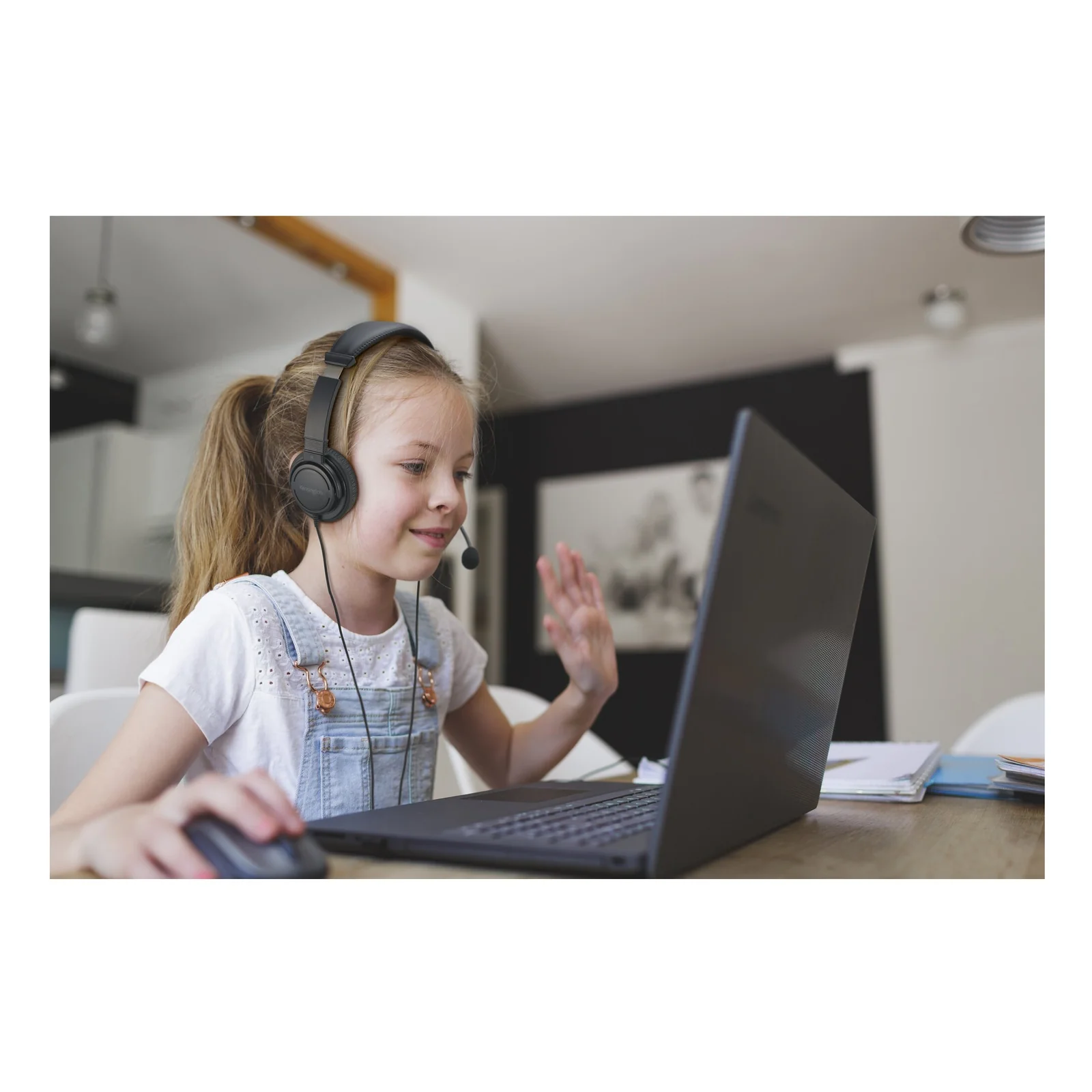 Enfant portant le Kensington Classic EQ USB-C lors d'un cours en visioconférence