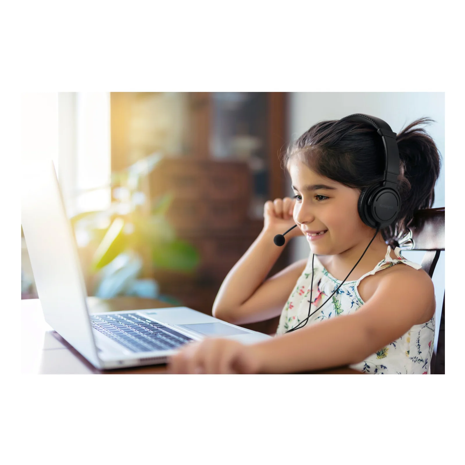Enfant portant le casque noir en regardant un ordinateur portable