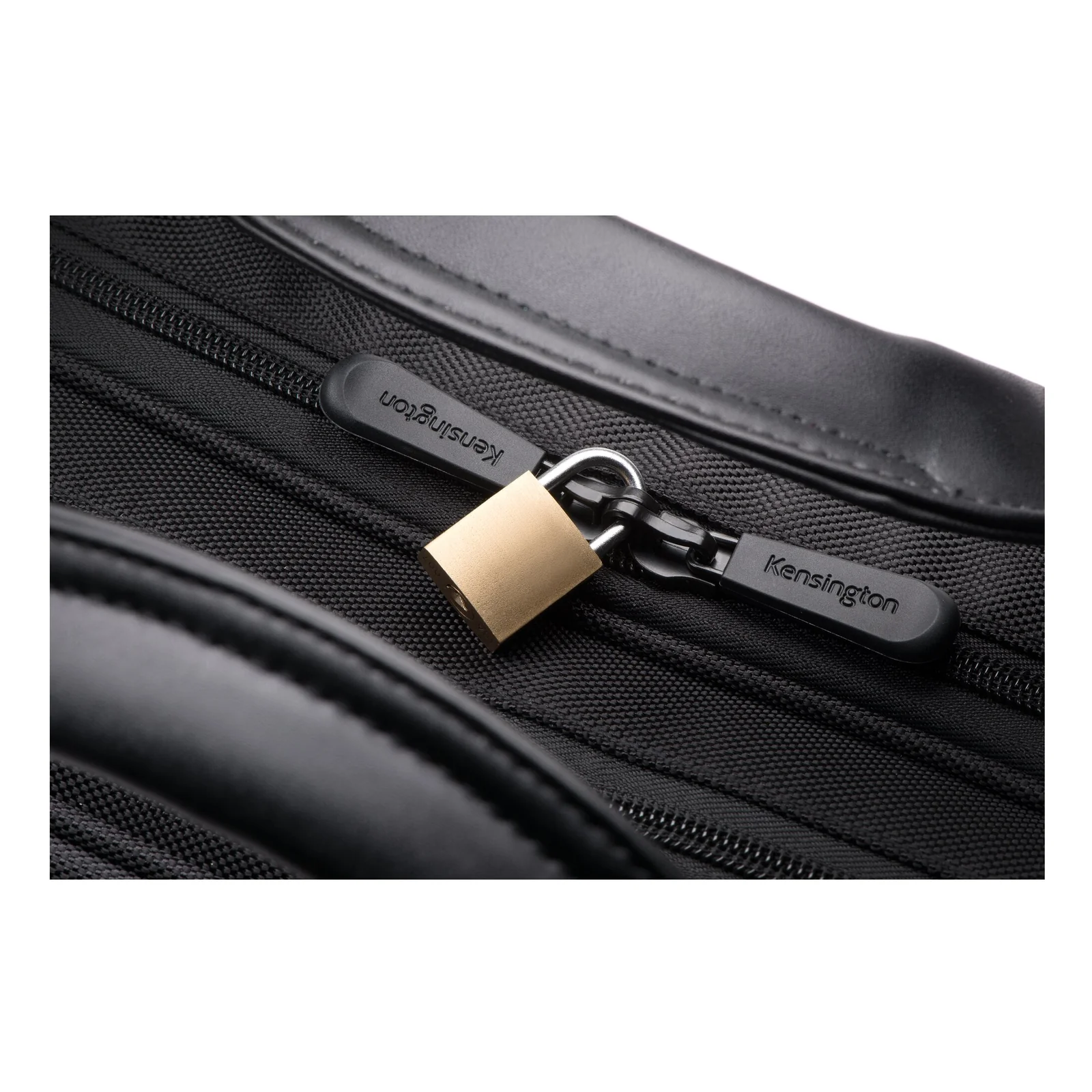 Gros plan des anneaux de fermeture de la Kensington Contour 2.0 avec cadenas doré verrouillé