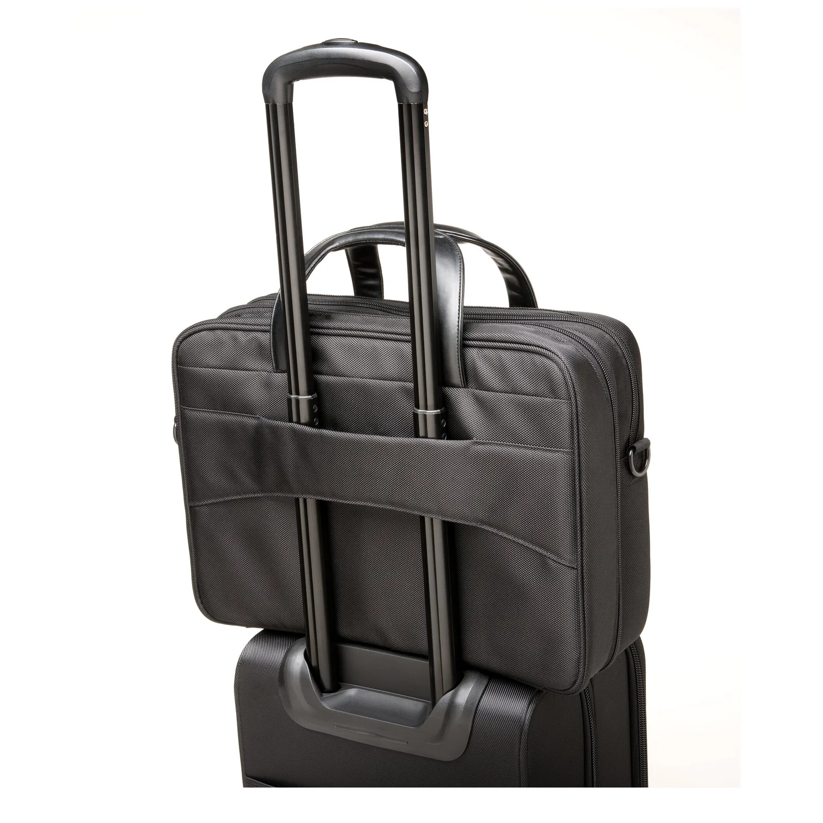 Arrière de la Kensington Contour 2.0 glissée sur poignée télescopique d'une valise à roulettes