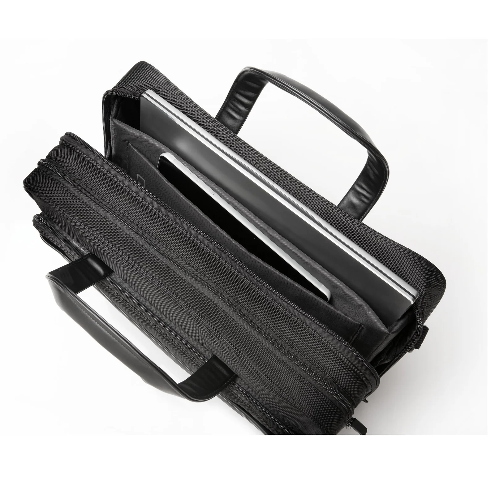 Vue de dessus, ordinateur portable glissé dans le compartiment rembourré de la Contour 2.0