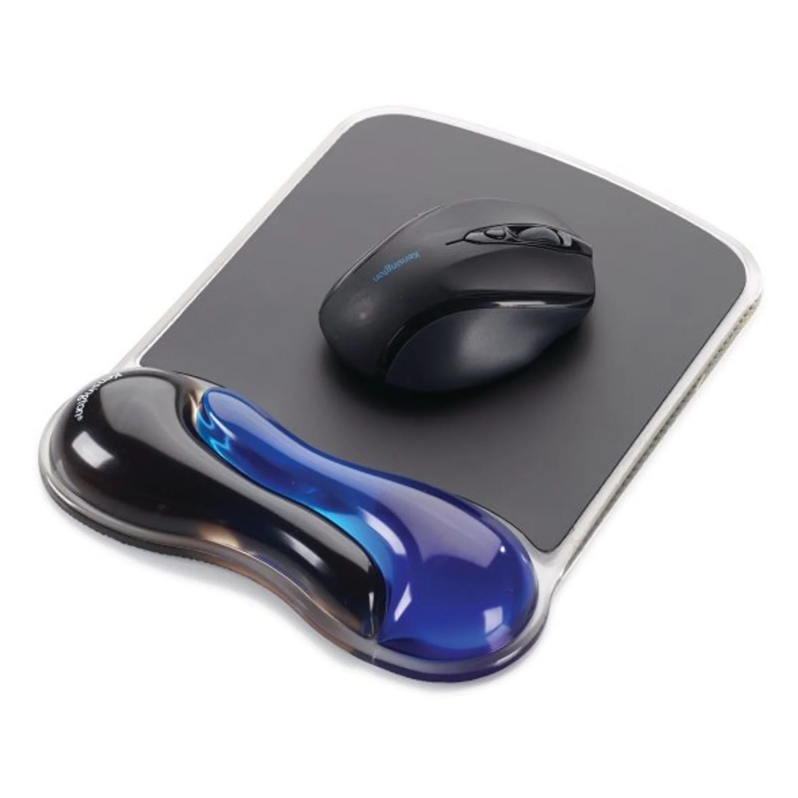 Vue avant de 3/4, tapis Kensington Duo Gel et repose-poignet bicolore noir et bleu, souris noire posée dessus