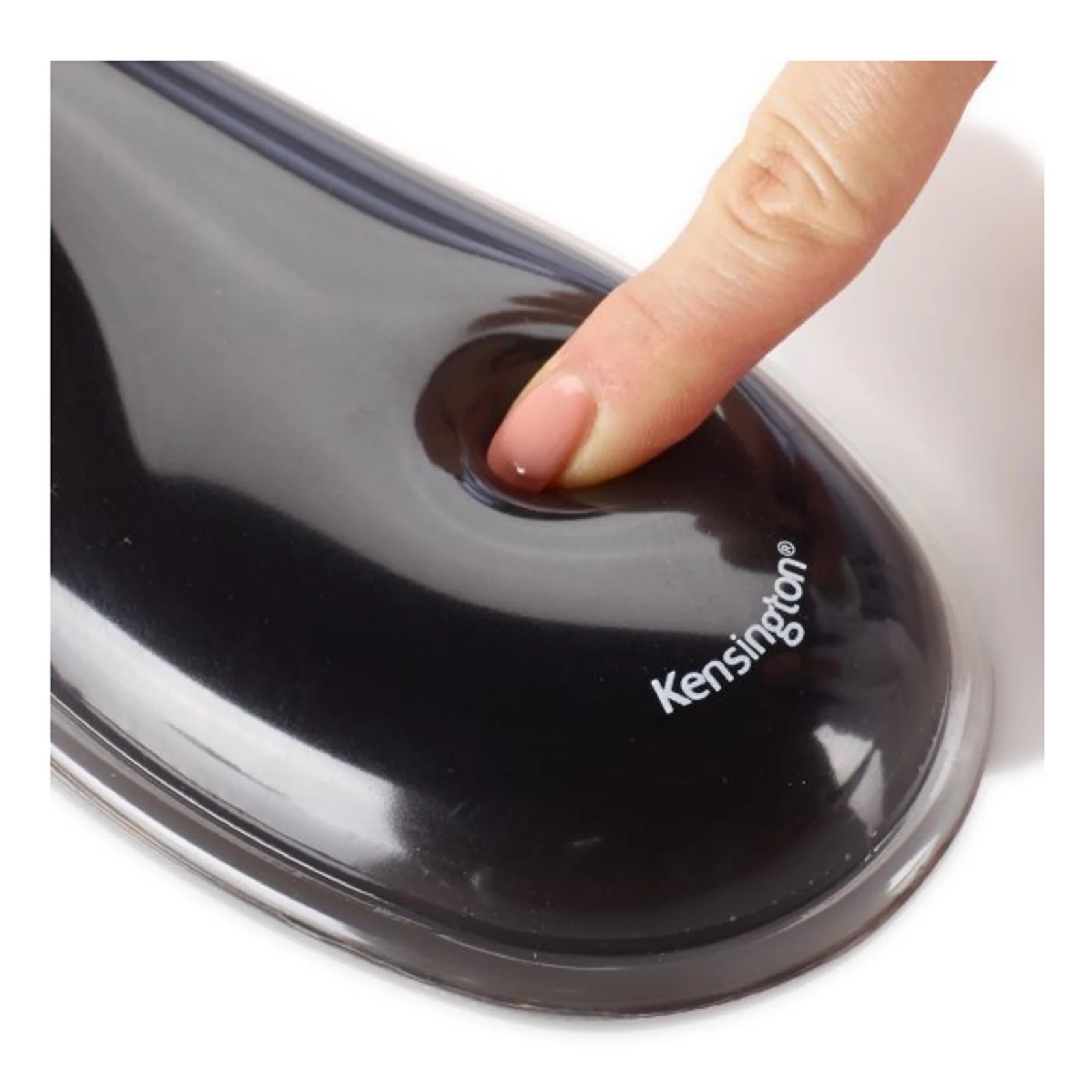 Gros plan sur le repose-poignet en gel Kensington, doigt appuyant sur la surface transparente, logo Kensington visible sur le flanc