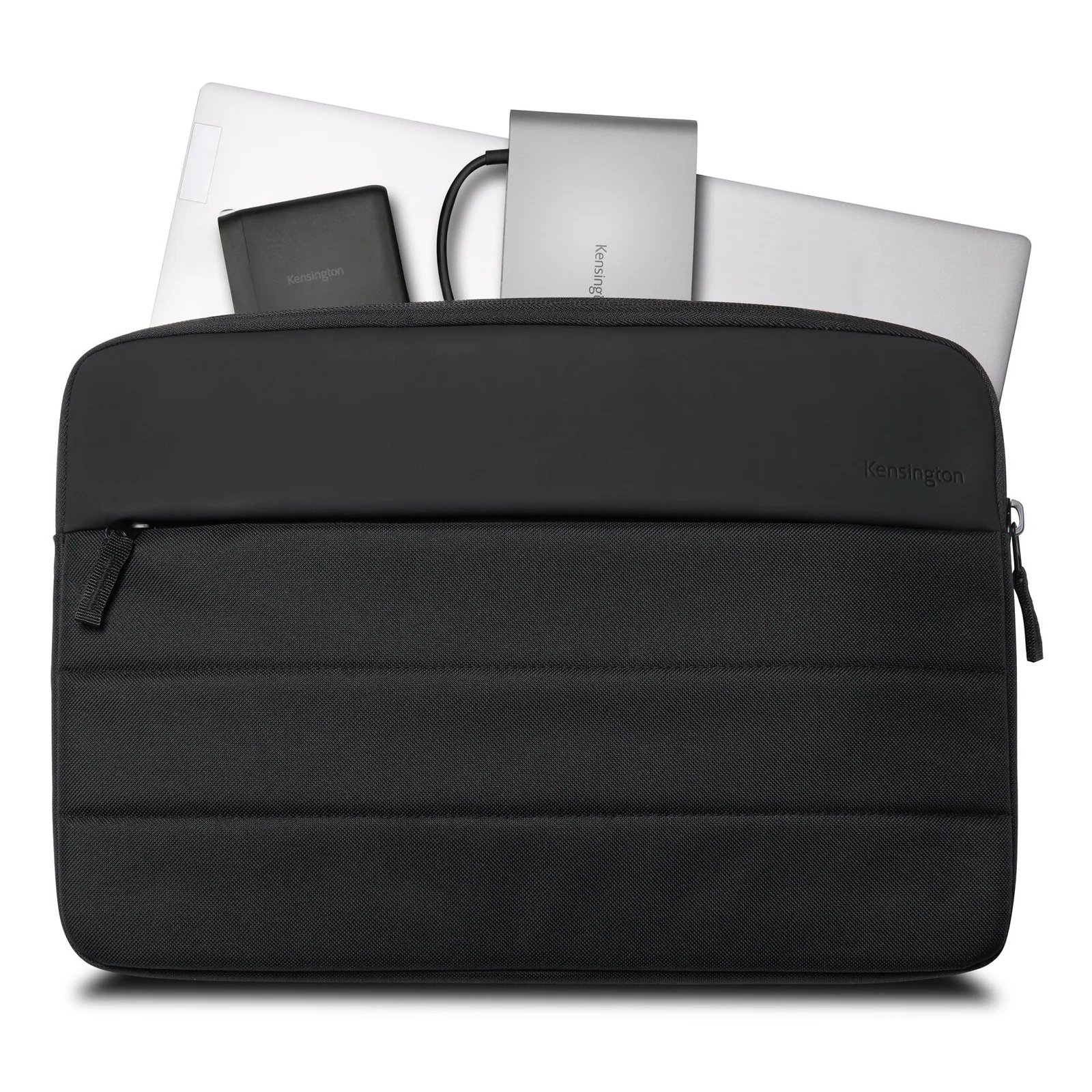 Housse noire ouverte vue du dessus, ordinateur portable et accessoires rangés à l'intérieur