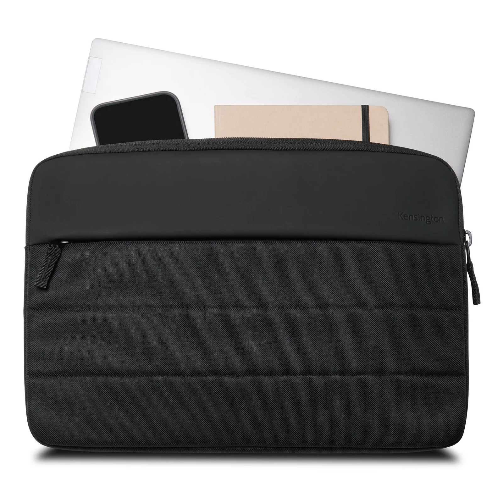 Housse ouverte sur fond blanc, ordinateur portable, smartphone et carnet insérés à l'intérieur