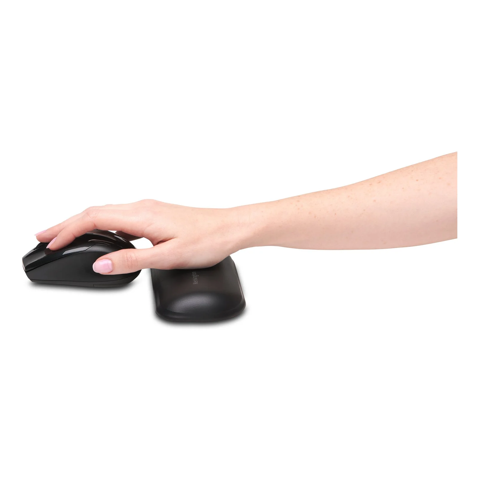 Main posée sur repose-poignet Kensington ErgoSoft lors de l'utilisation d'une souris
