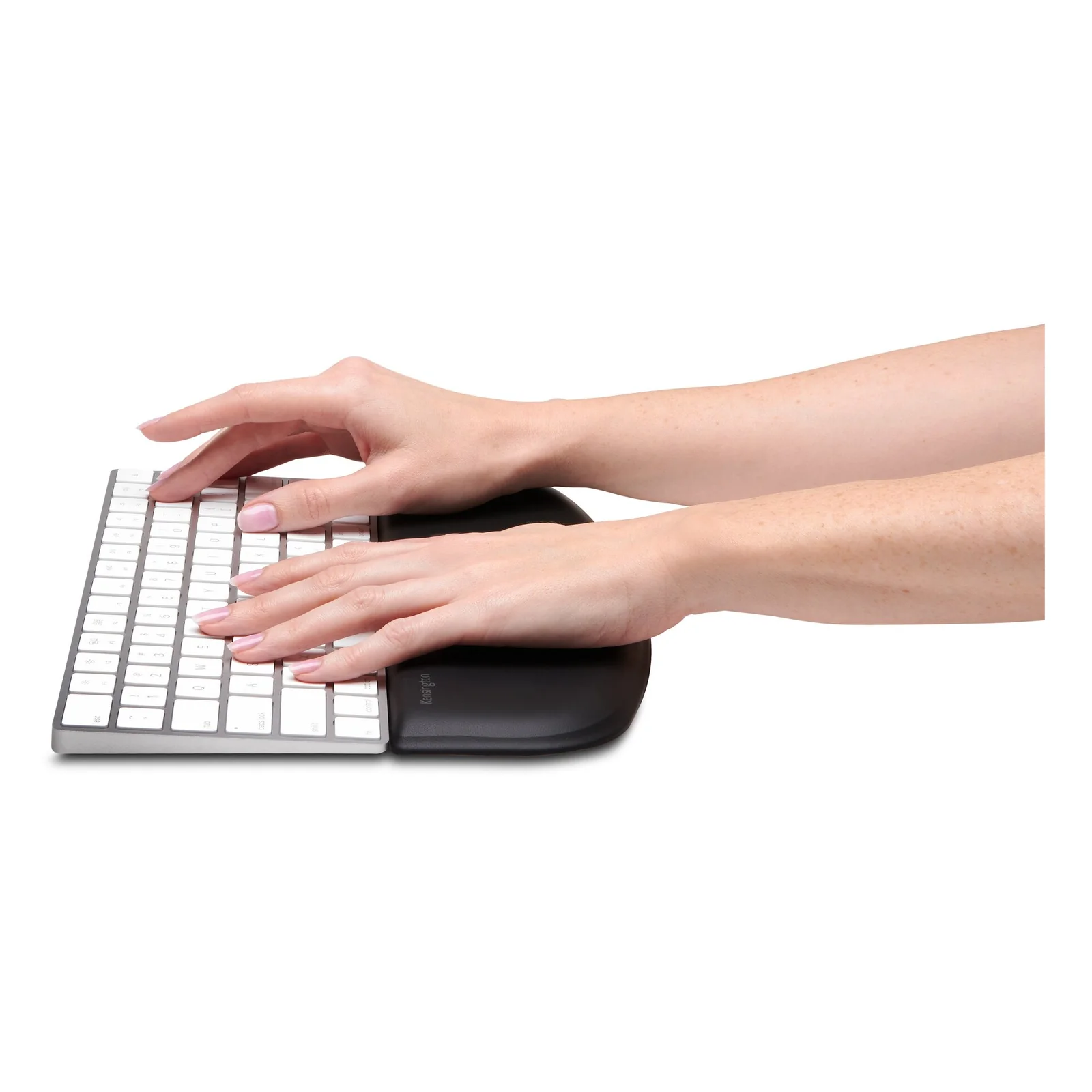 Mains posées sur le repose-poignets ErgoSoft Kensington pendant la frappe sur clavier compact blanc