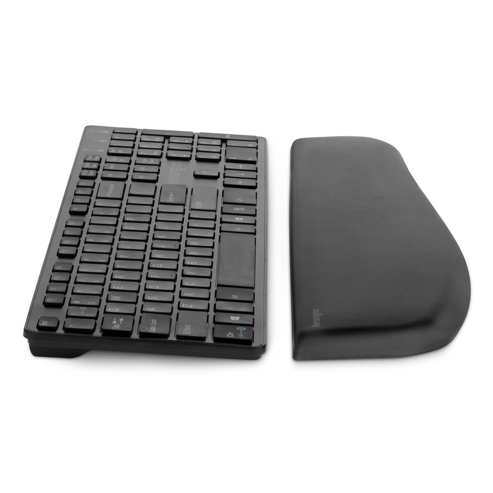 Repose-poignets ErgoSoft noir positionné devant un clavier compact TKL, vue de trois quarts