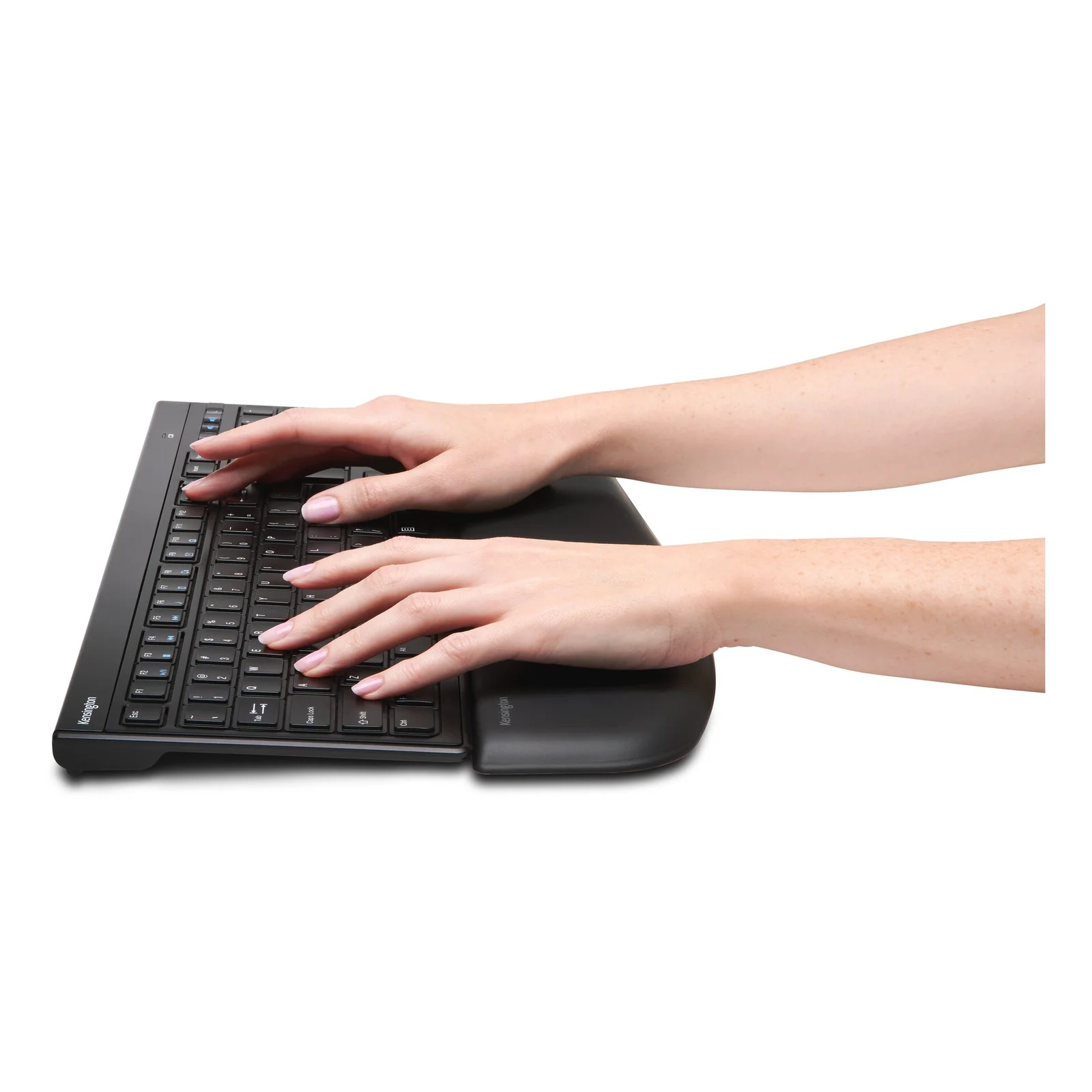 Mains tapant sur un clavier, repose-poignets Kensington soutenant les poignets, vue plongeante