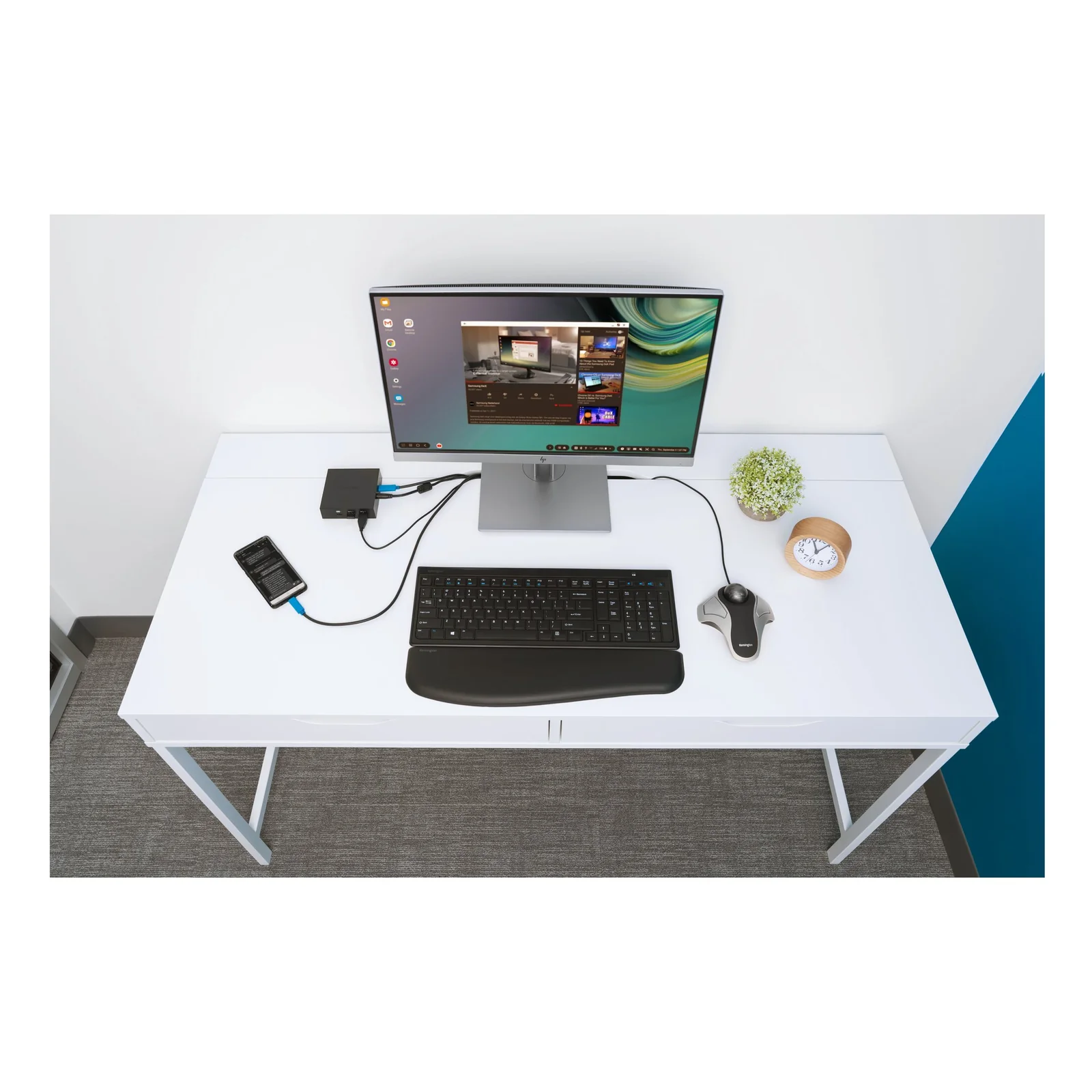 Poste de travail avec moniteur, clavier et souris sur table blanche, cadre épuré et lumineux