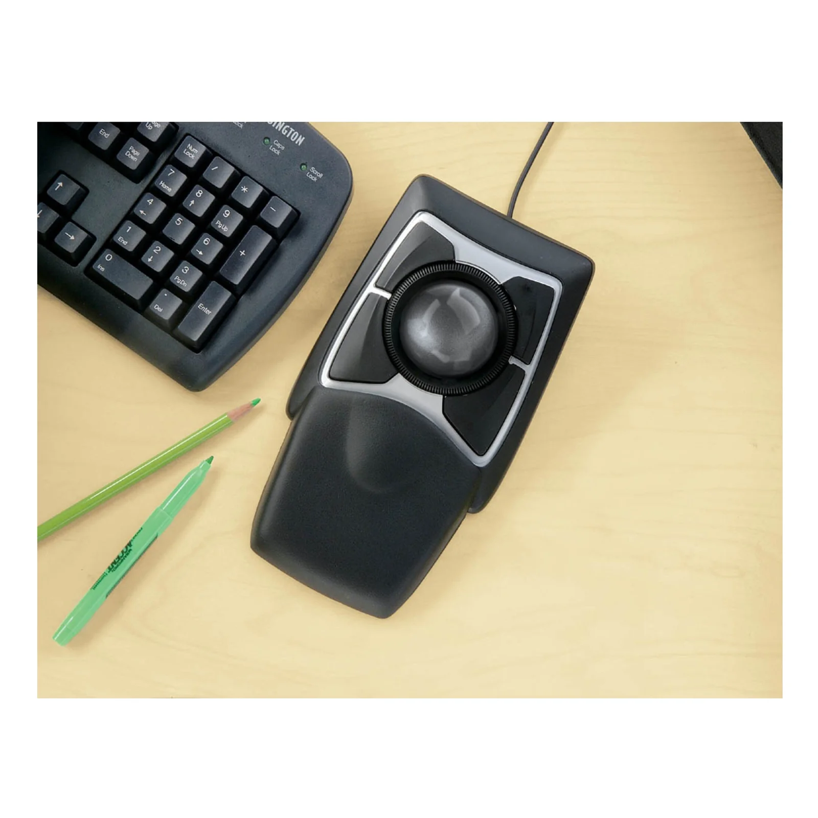 Trackball Kensington posé sur bureau en bois, vue en plongée, clavier en arrière-plan