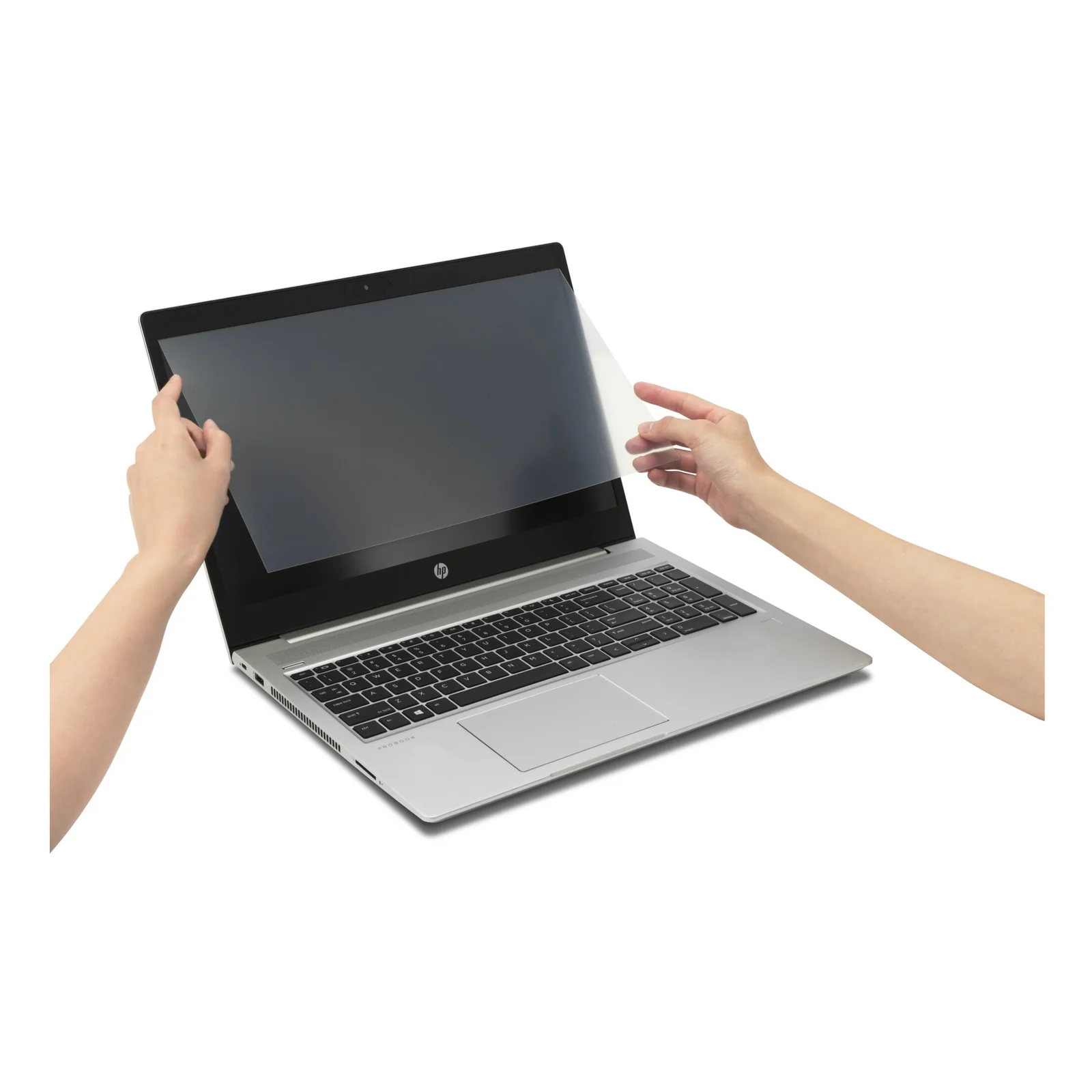 Deux mains retirant le filtre Kensington des bords d'un ordinateur portable HP