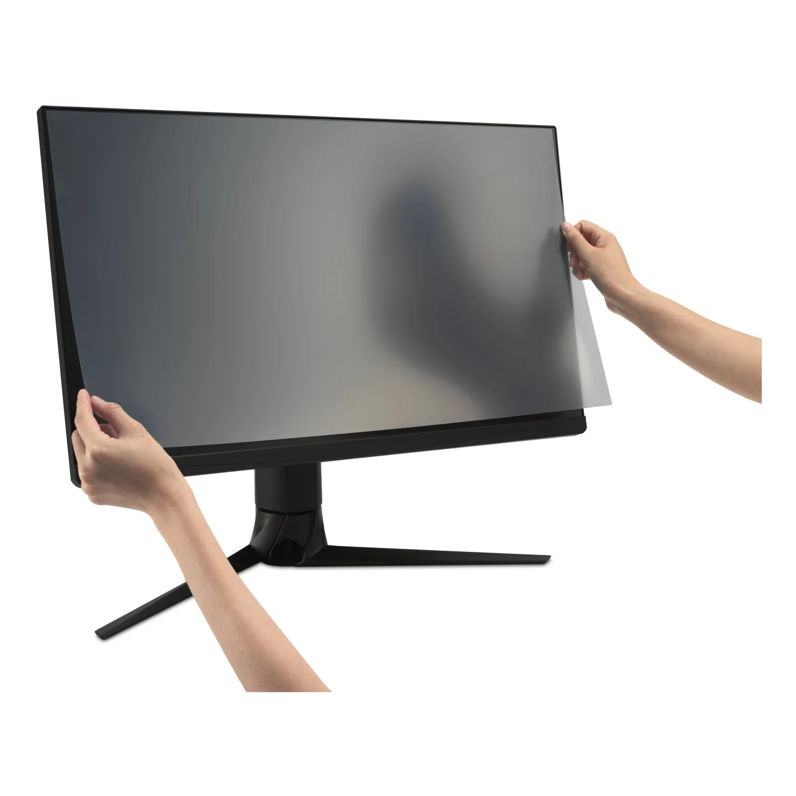 Deux mains installant le filtre Kensington sur un moniteur noir de 27 pouces