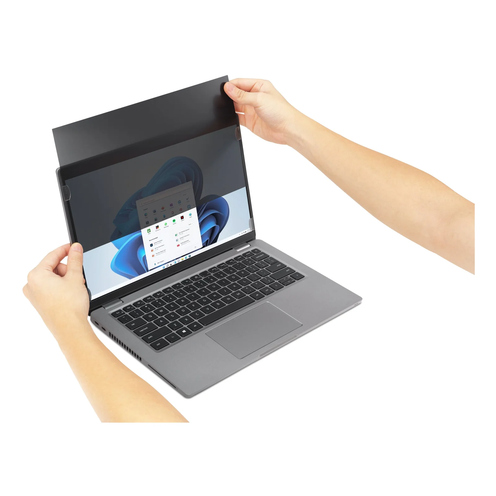 Mains appliquant le filtre Kensington sur un ordinateur portable