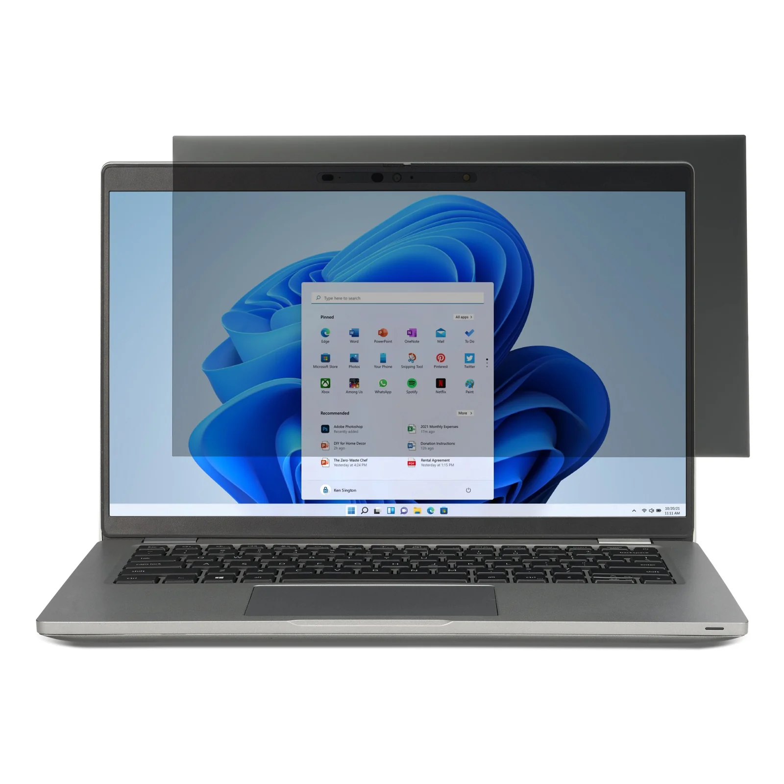 Filtre de confidentialité Kensington appliqué sur un PC portable, vue de trois quarts droit, filtre mat noir