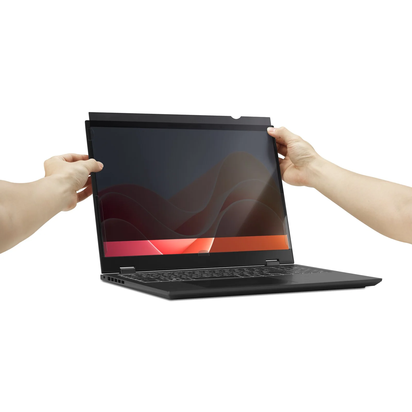 Mains installant le filtre de confidentialité Kensington sur un écran de laptop