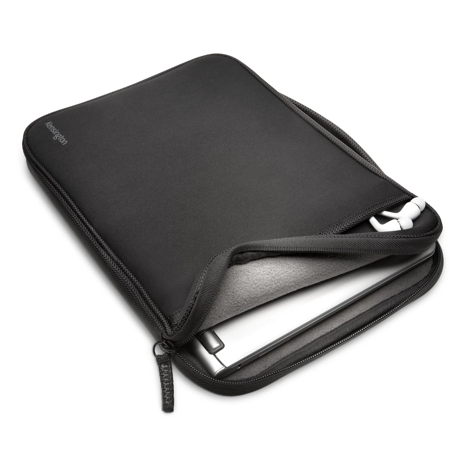 Housse Kensington 14 pouces ouverte avec ordinateur portable inséré, vue en angle