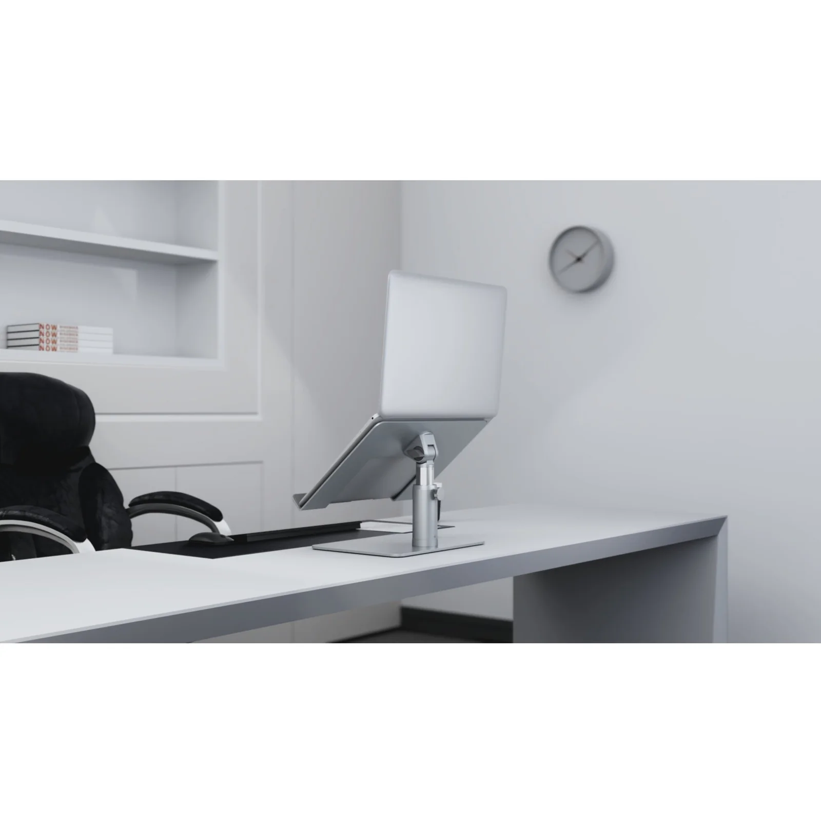 Rehausseur posé sur bureau d'entreprise blanc, vue d'ensemble épurée