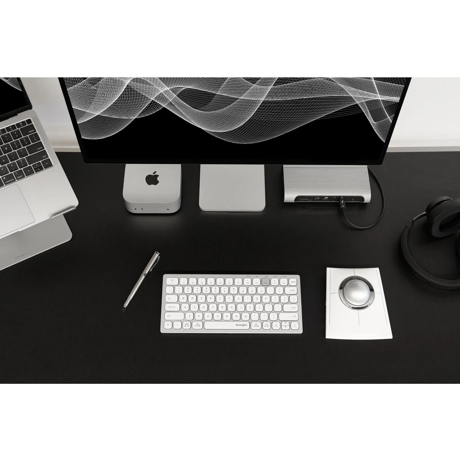 Bureau minimaliste sombre, Mac Mini et clavier blanc, rehausseur vide à droite