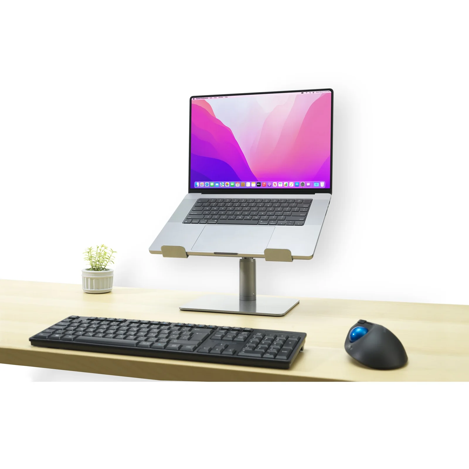 Laptop Apple posé sur le rehausseur, bureau avec clavier et souris