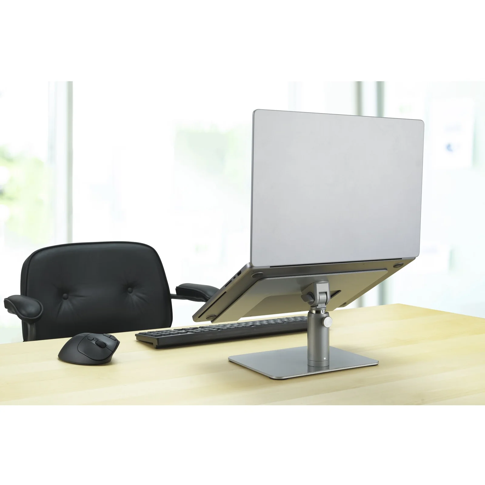 Grand ordinateur portable sur le rehausseur en position haute, vue de face