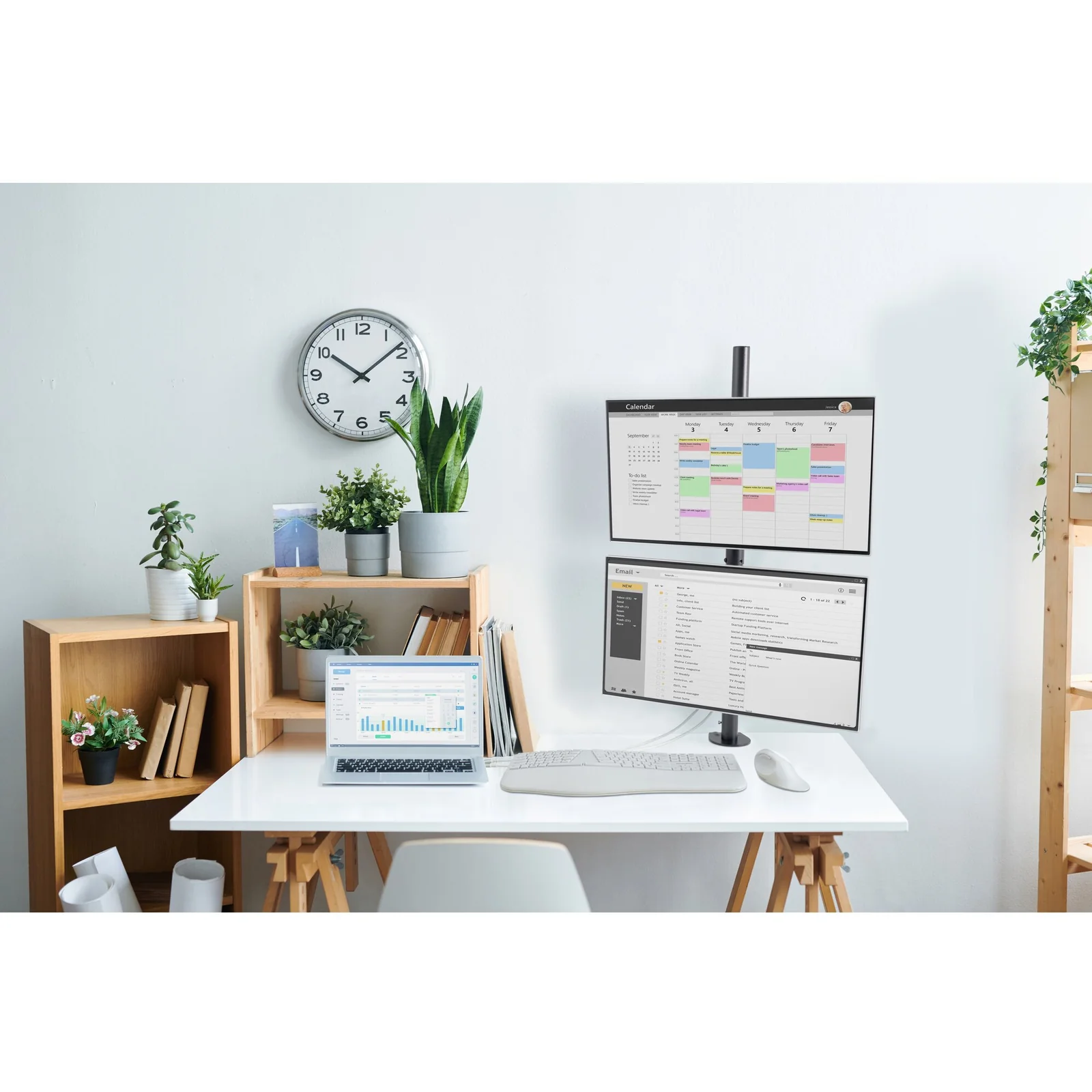 Mise en situation home office, deux écrans superposés sur bureau blanc, environnement lumineux
