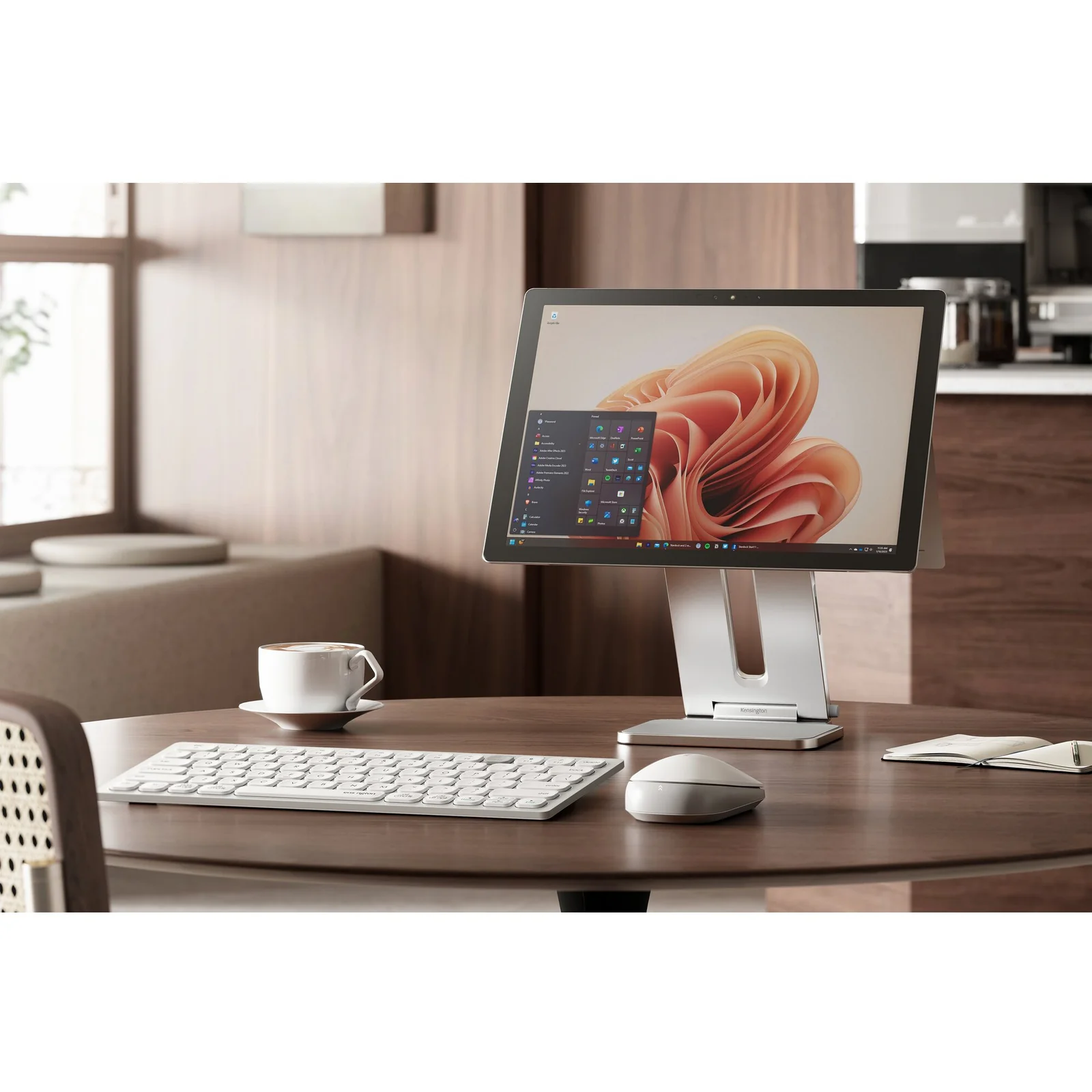 Stand Surface Pro sur bureau bois avec clavier et souris, configuration poste de travail
