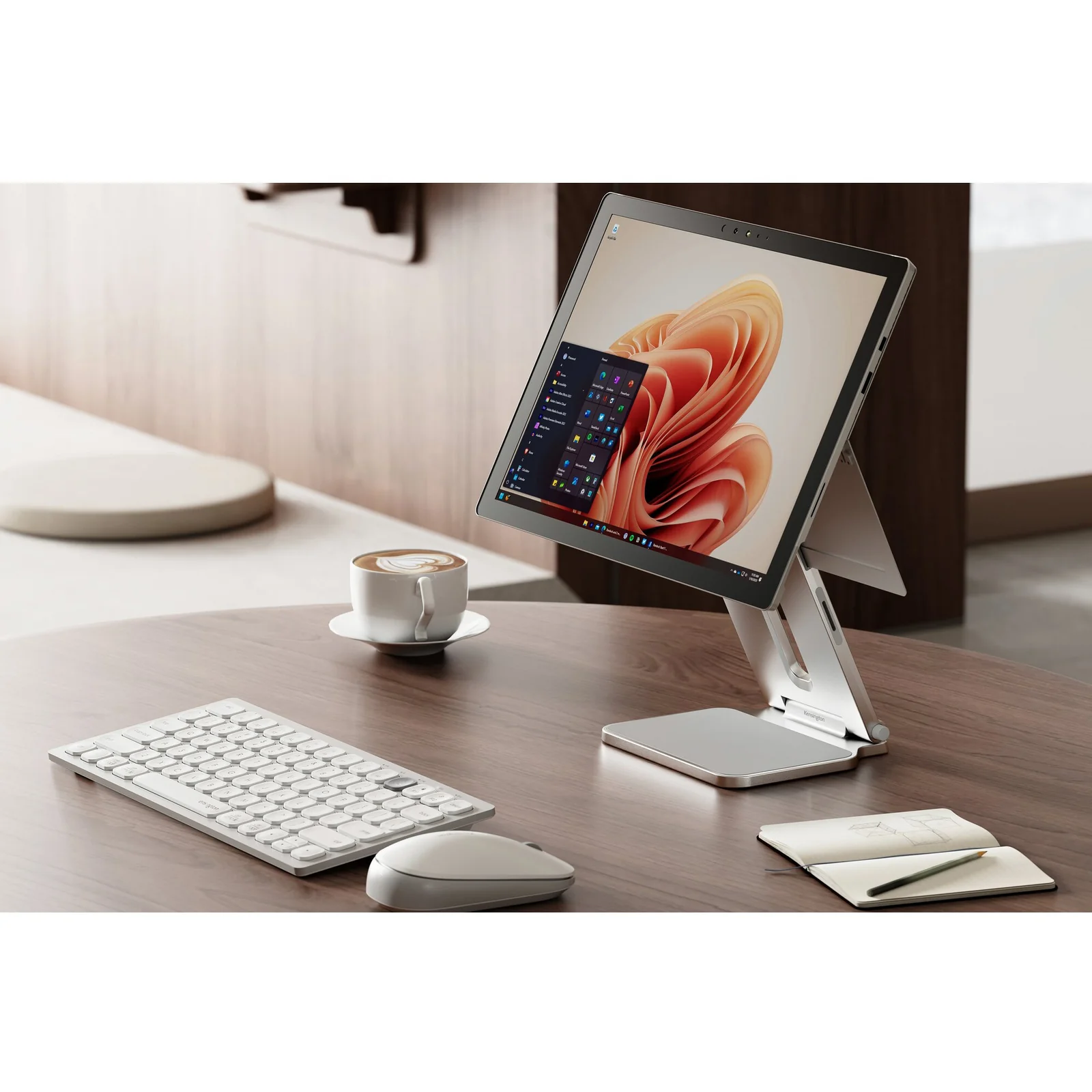 Stand Surface Pro sur bureau, vue de côté, ambiance bureau naturelle et lumineuse