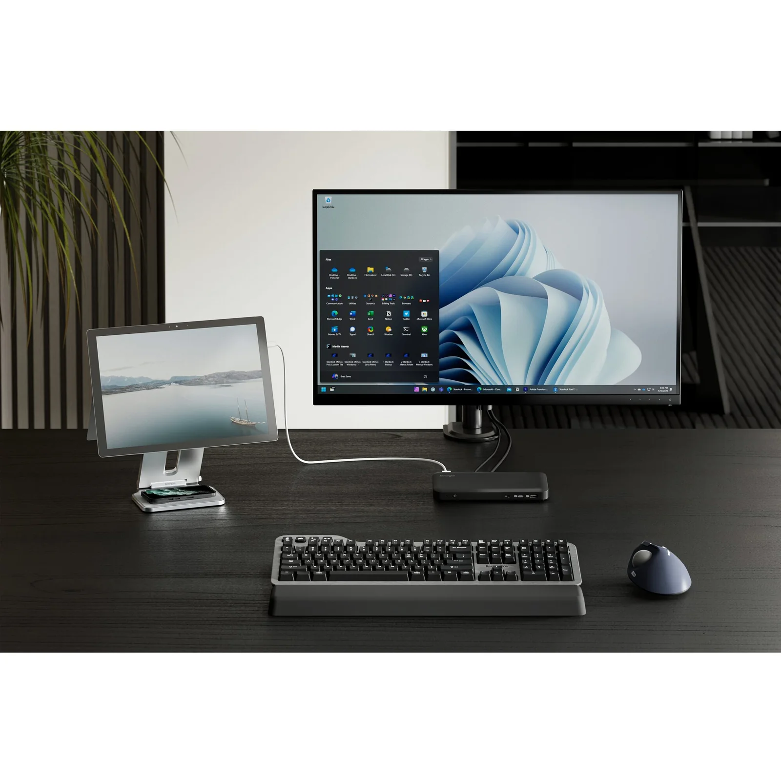 Bureau sombre avec multi-écrans, stand Surface Pro en configuration poste de travail