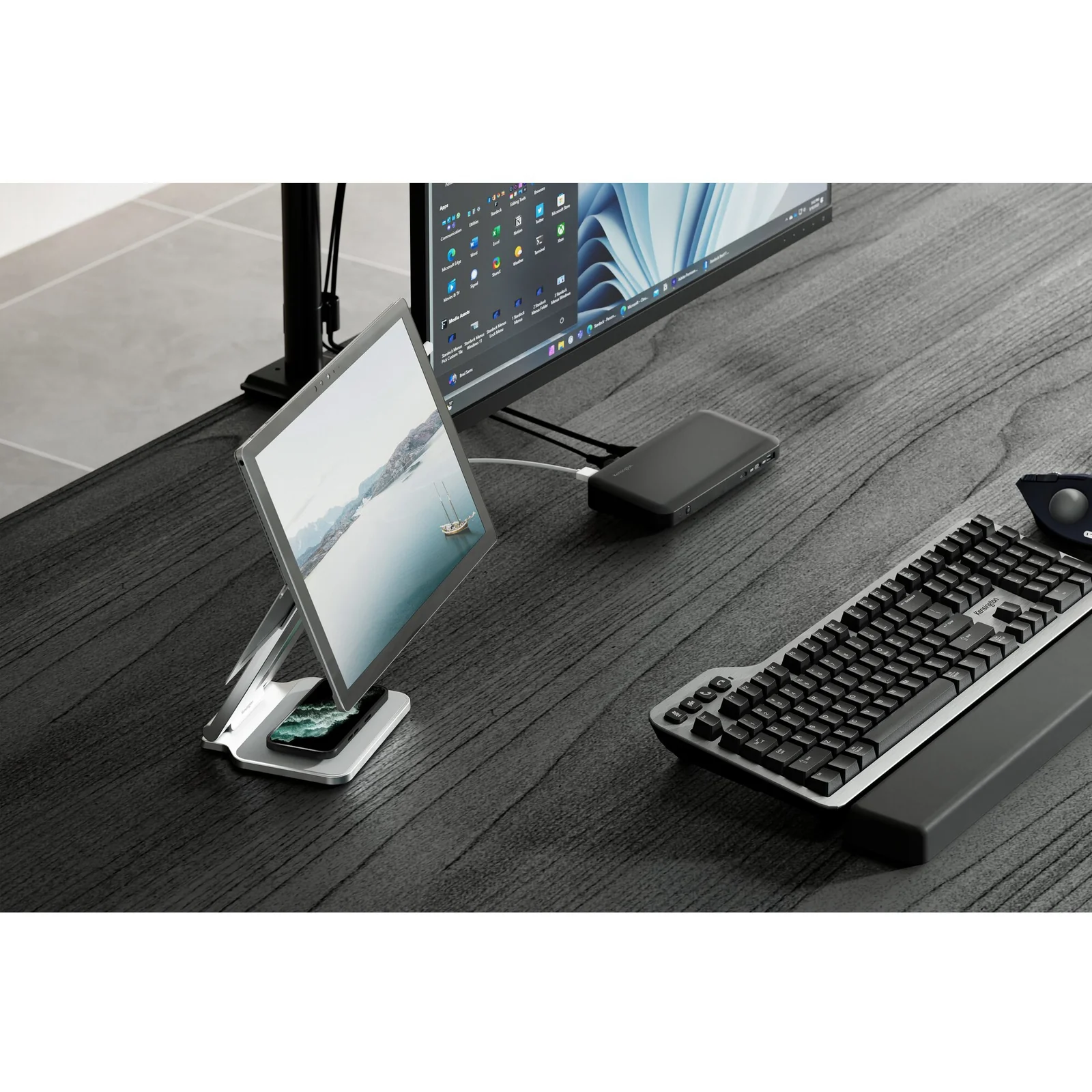 Bureau sombre, stand Surface Pro avec clavier sans fil, vue d'ensemble du bureau