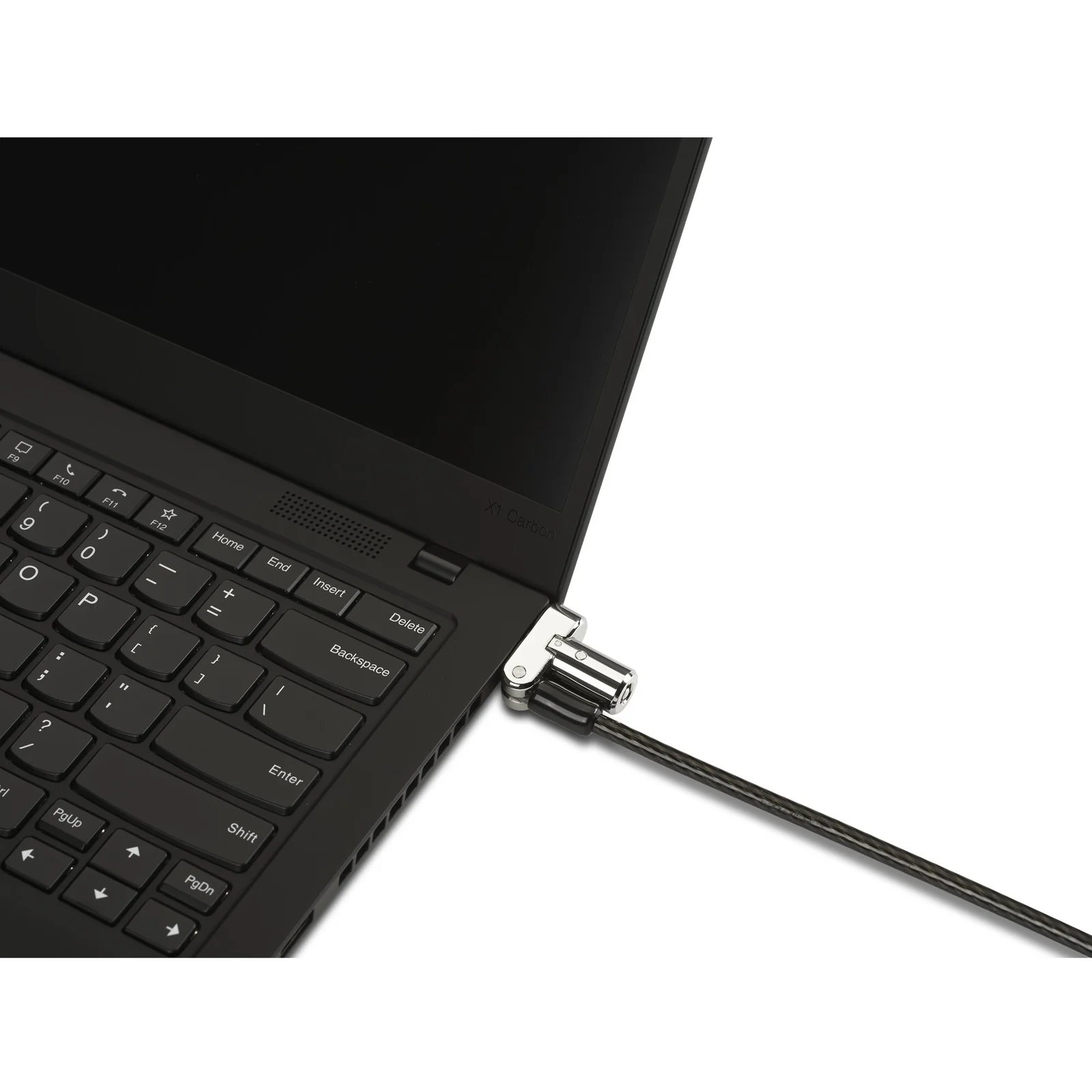Câble antivol Kensington inséré dans l'encoche de sécurité d'un ordinateur portable noir, vue rapprochée du clavier
