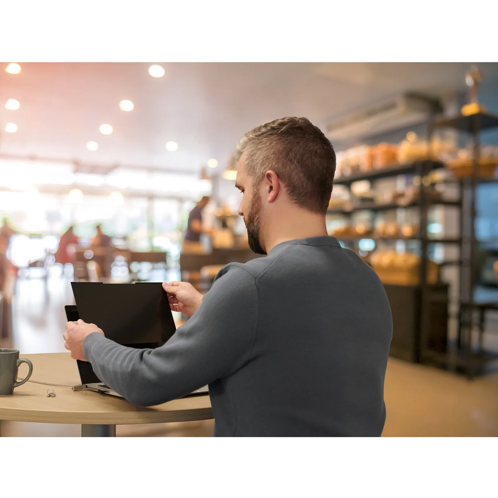 Homme avec tablette dans un café, illustration d'un usage en mobilité