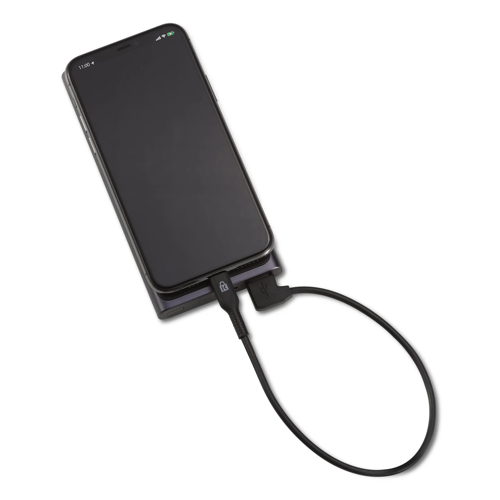 Câble Lightning court branché sur le port d'un smartphone noir, vue de dessus
