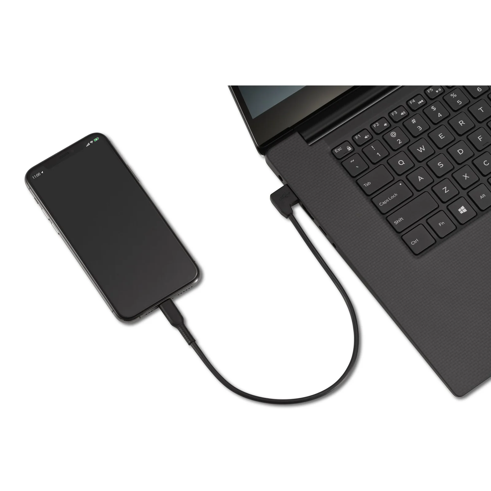 Câble Lightning connectant un smartphone au port USB-A d'un ordinateur portable