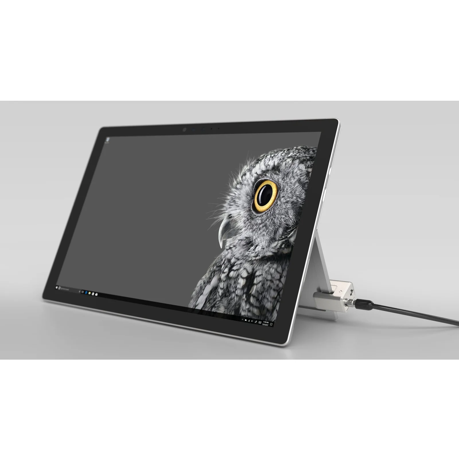 Surface Pro grand format sur un bureau, câble antivol Kensington connecté sur le côté droit