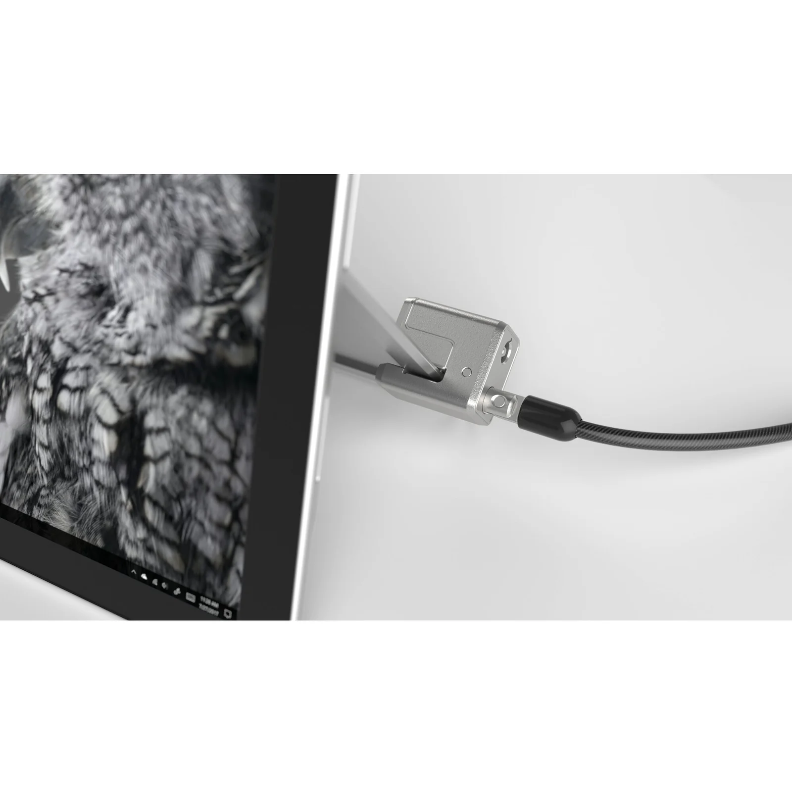 Gros plan du verrou Kensington fixé à l'angle d'une tablette Surface en aluminium